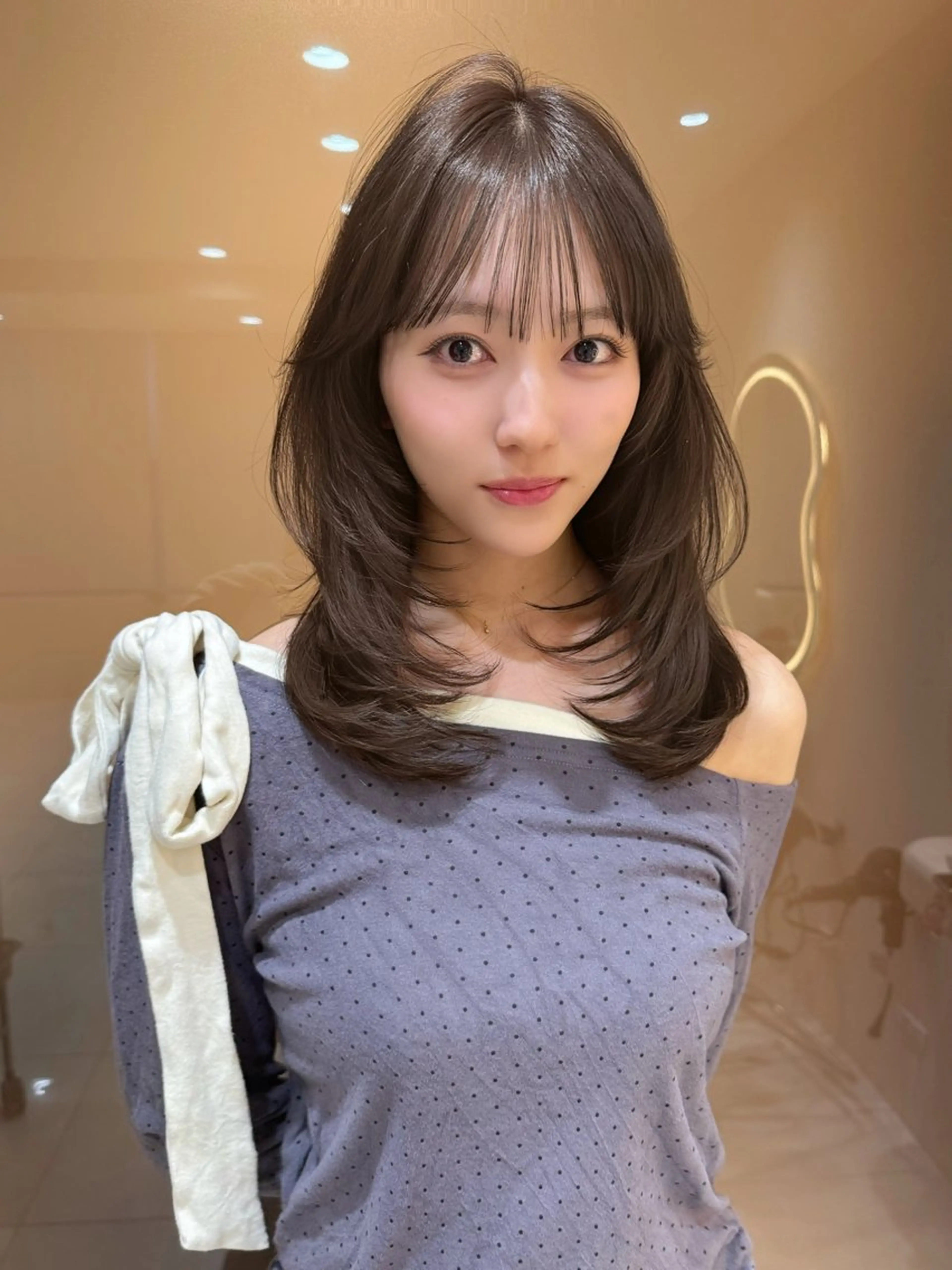 ミディアム レイヤーカット SIGN shibuya所属・小湊 柊花のヘアスタイル