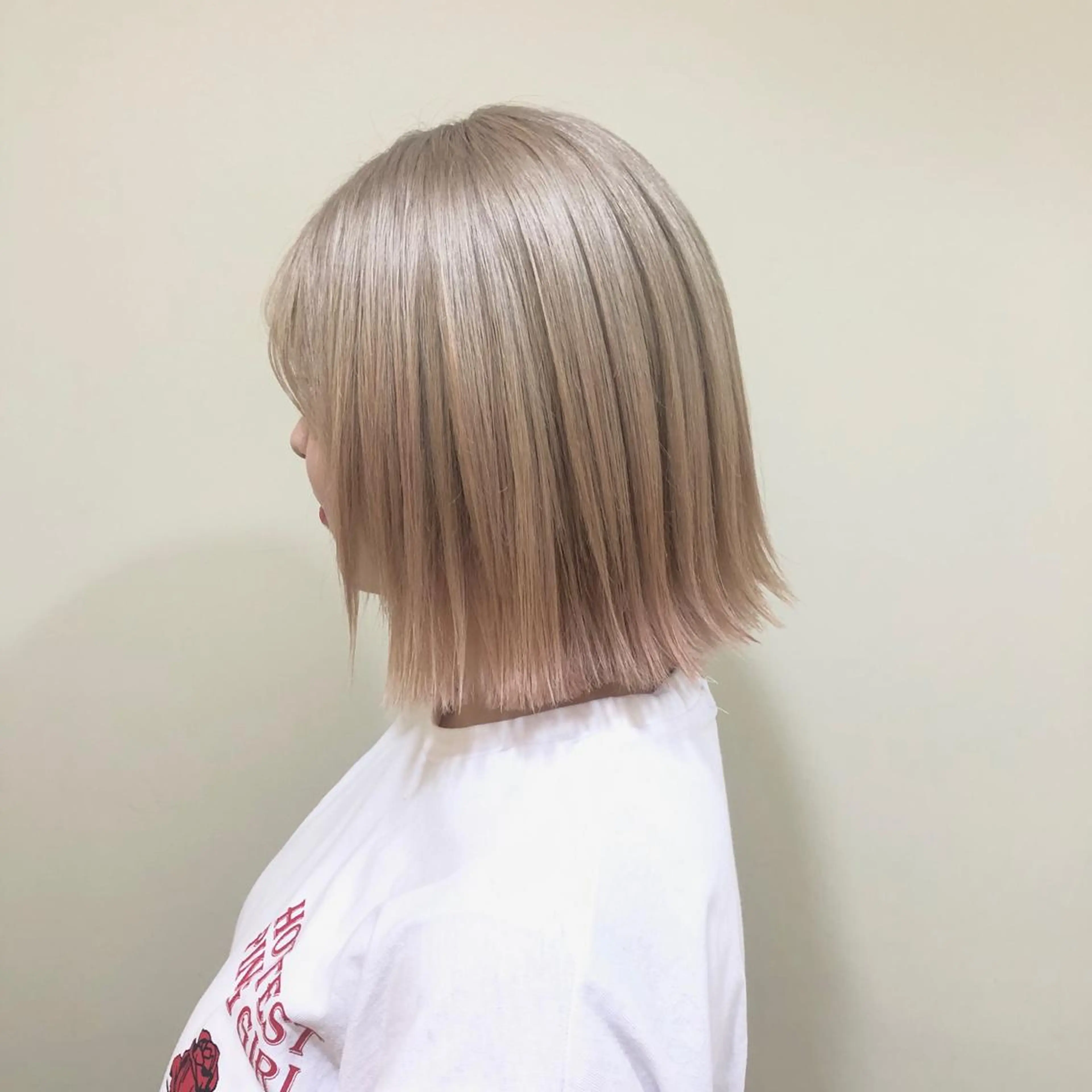 ショート カラー ブロンド ANNA ／艶髪／ハイトーンのヘアスタイル