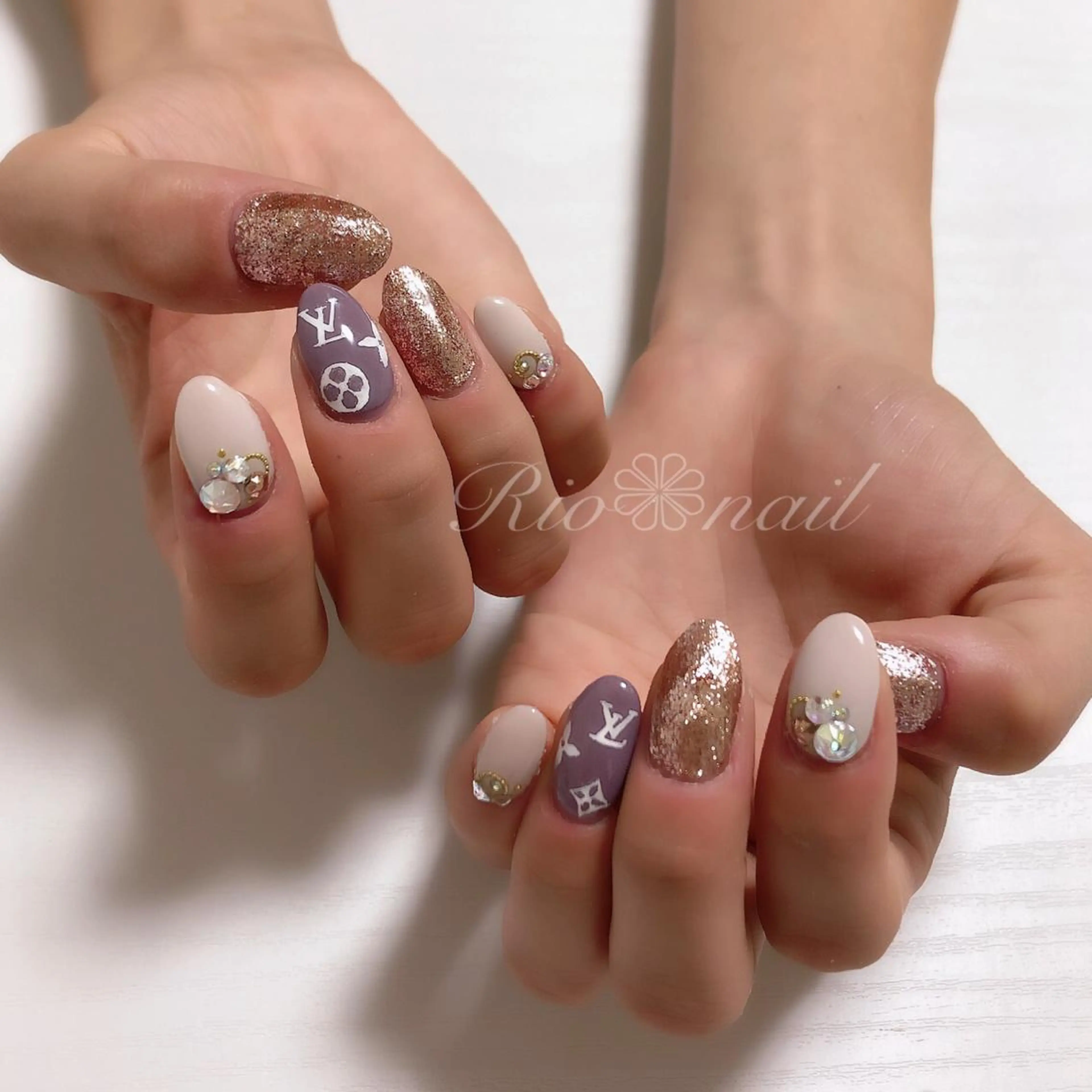 ネイル ストーンネイル nailsalon LiNNeのネイルデザイン