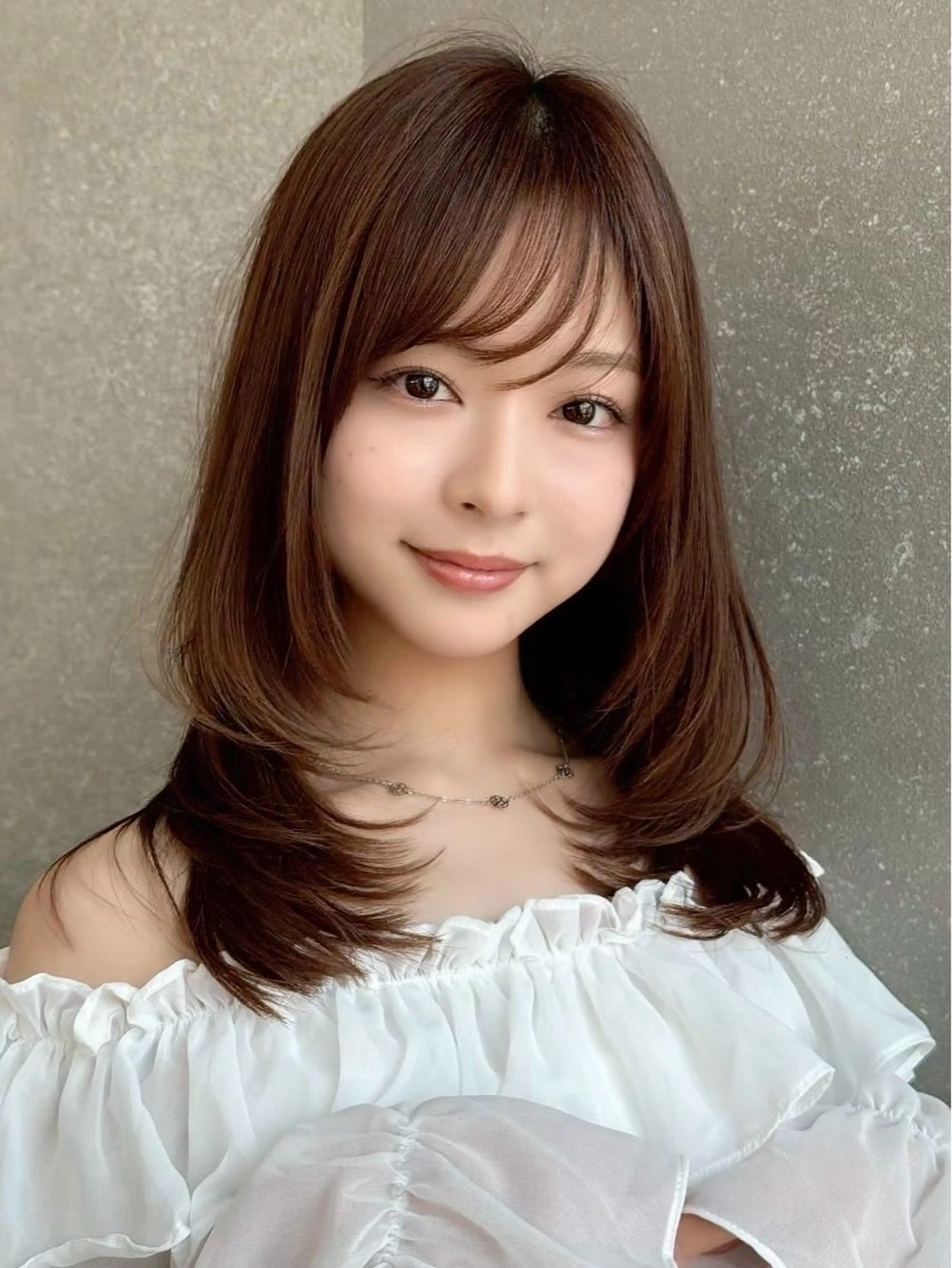 セミロング ショート レイヤー ロンド エメのヘアスタイル