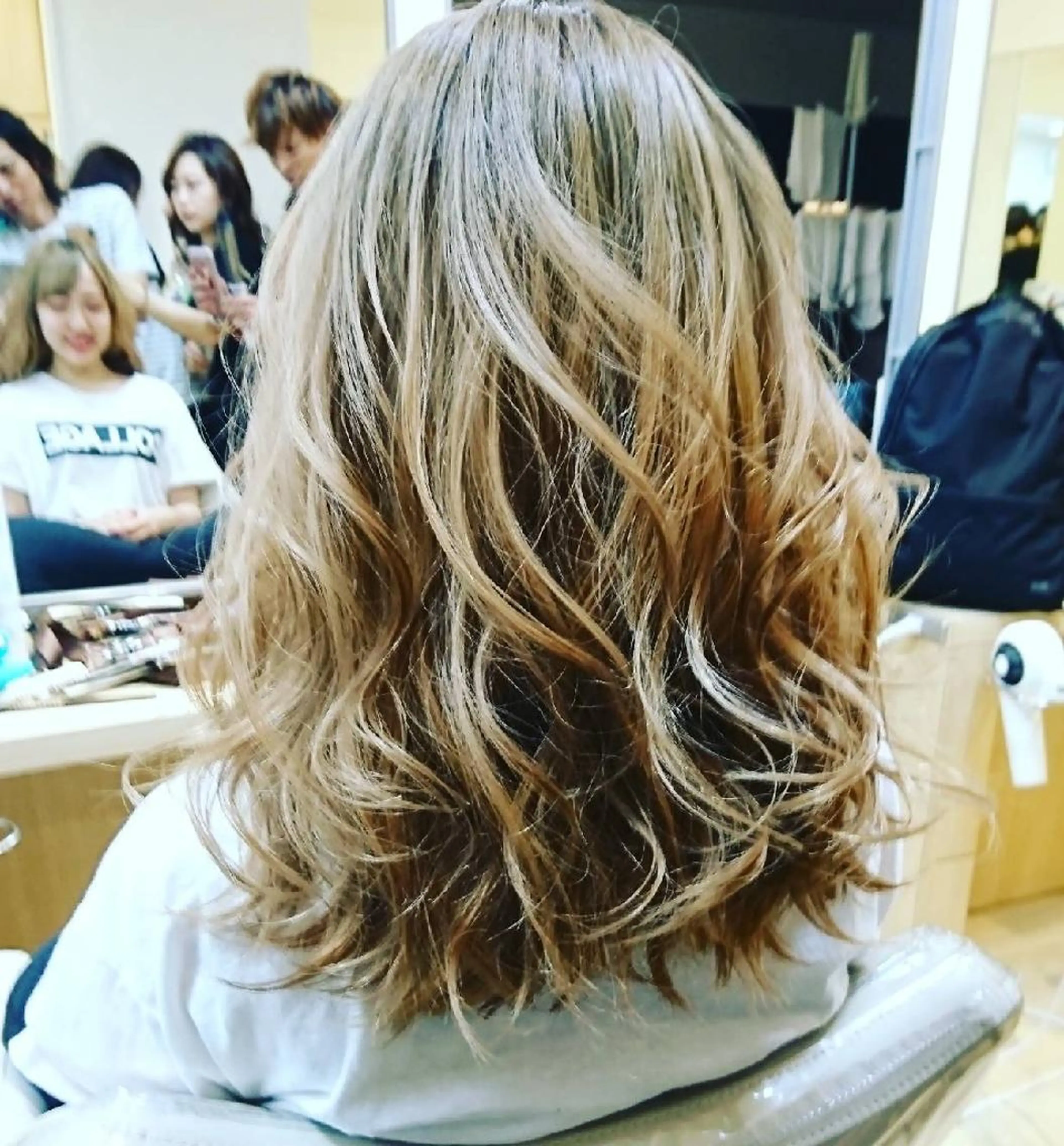 カラー ベージュカラー ブリーチ ハイトーンカラー ハイトーンベージュ 中村 真依のヘアスタイル