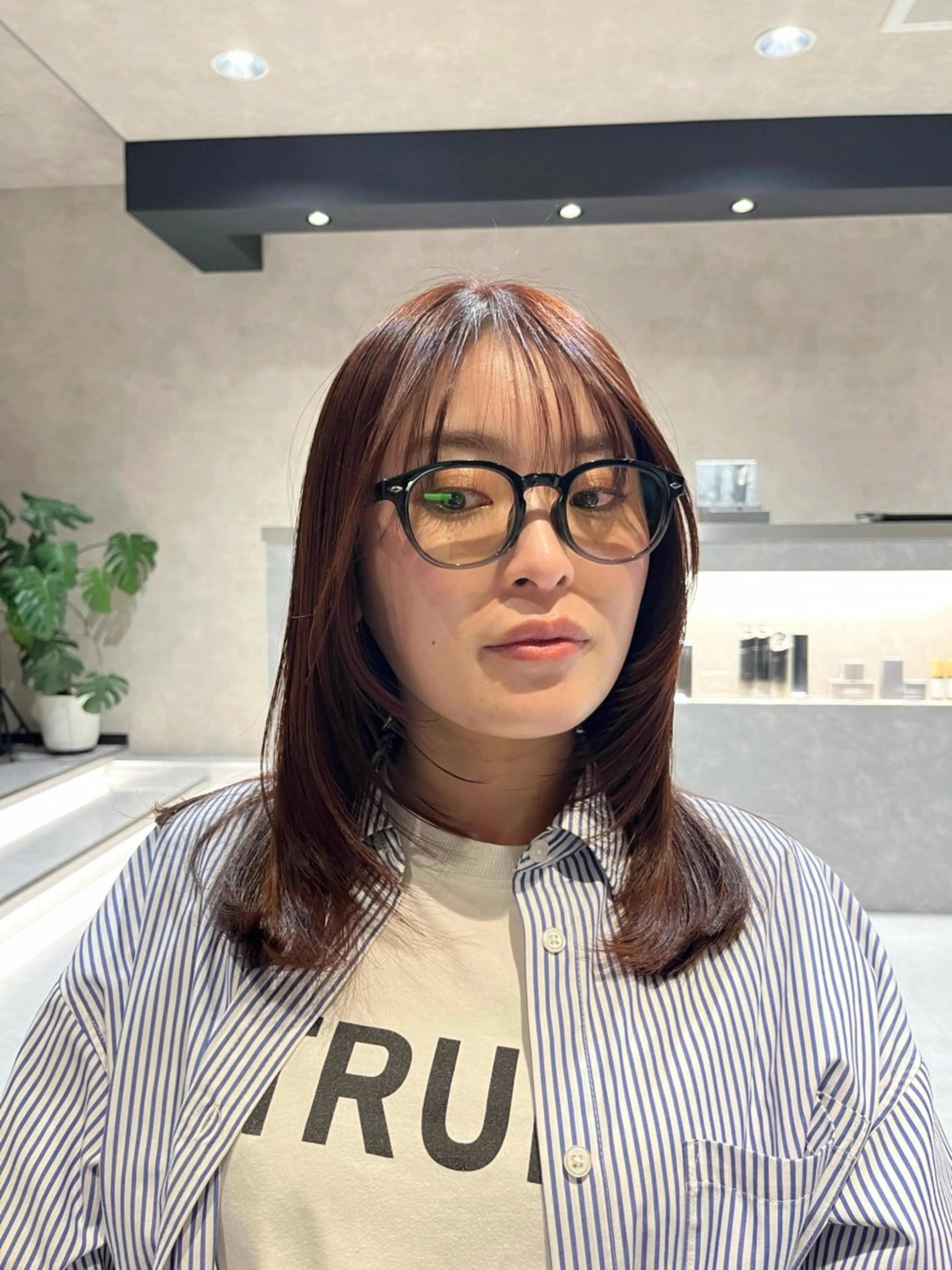 ミディアム カラー レッドカラー 顔まわりレイヤー レイヤーカット room肥後橋所属・room ヨネヤマのヘアスタイル