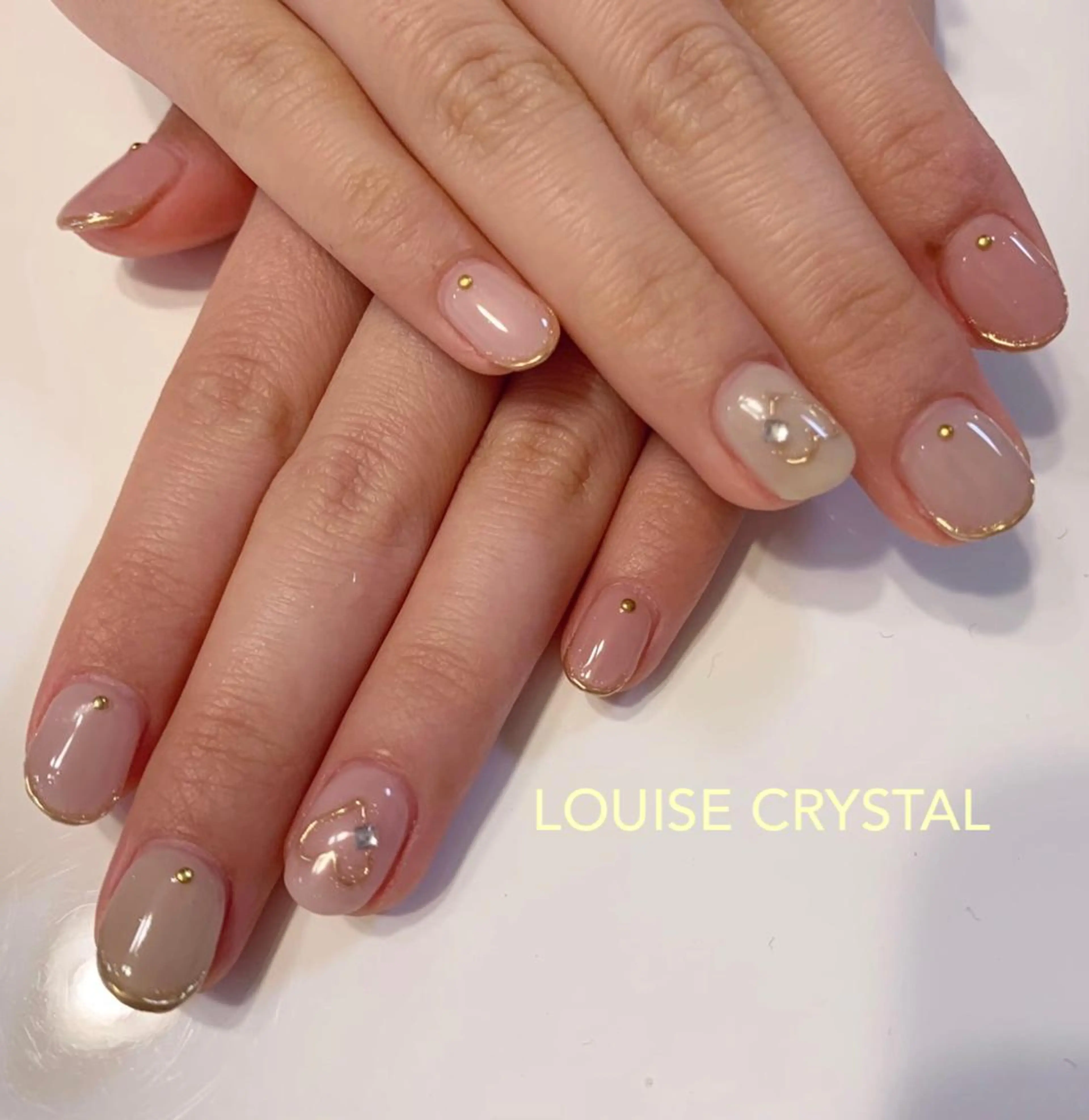 ネイル シンプルネイル ハンドネイル LOUISE CRYSTALのネイルデザイン
