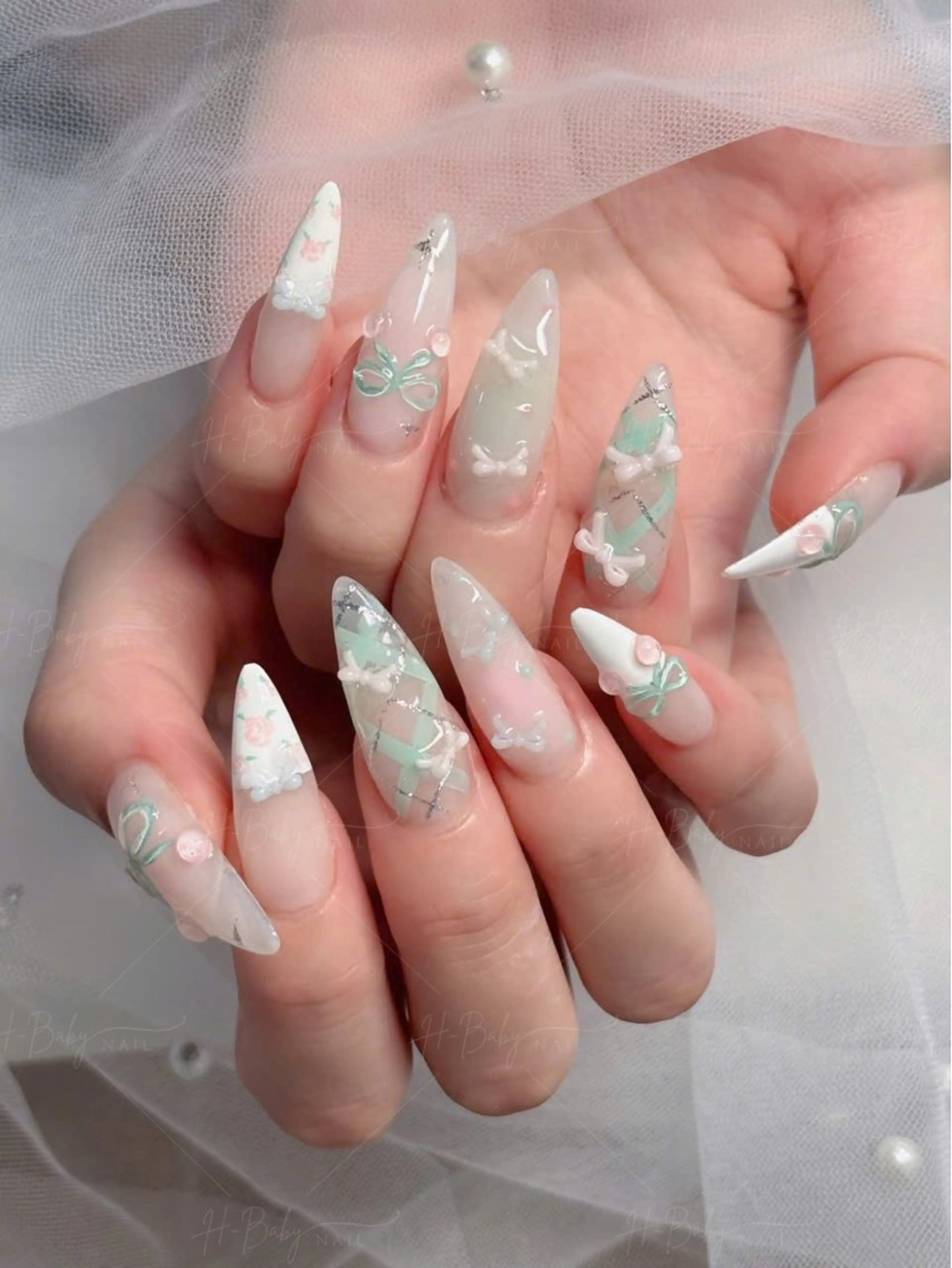 ネイル オーロラネイル フレンチネイル ジェルネイル ハロウィン キラキラネイル ハンドネイル H.baby Nail Salonのネイルデザイン