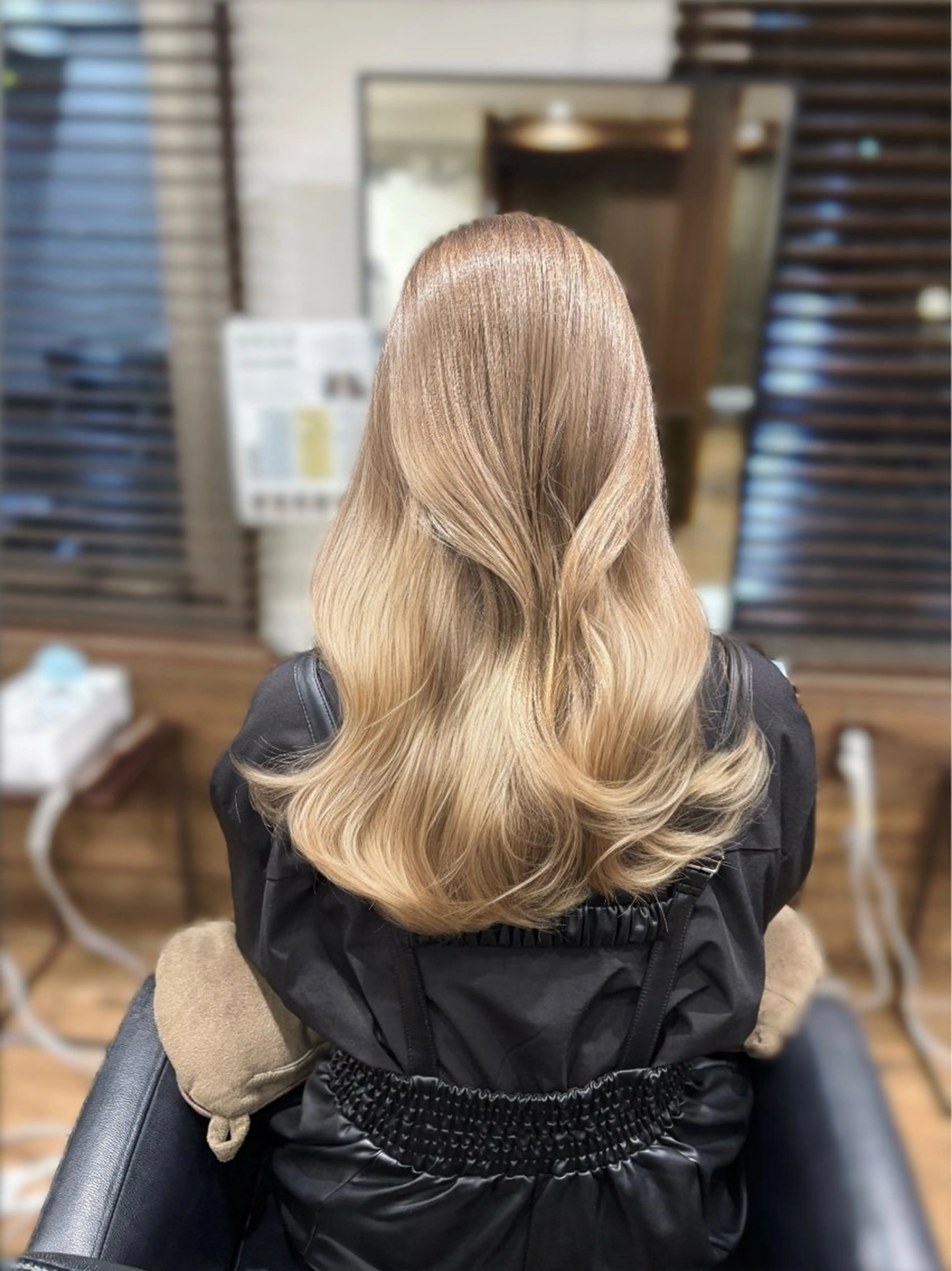 ロング ヘアカラー 岸田 麻友香のヘアスタイル