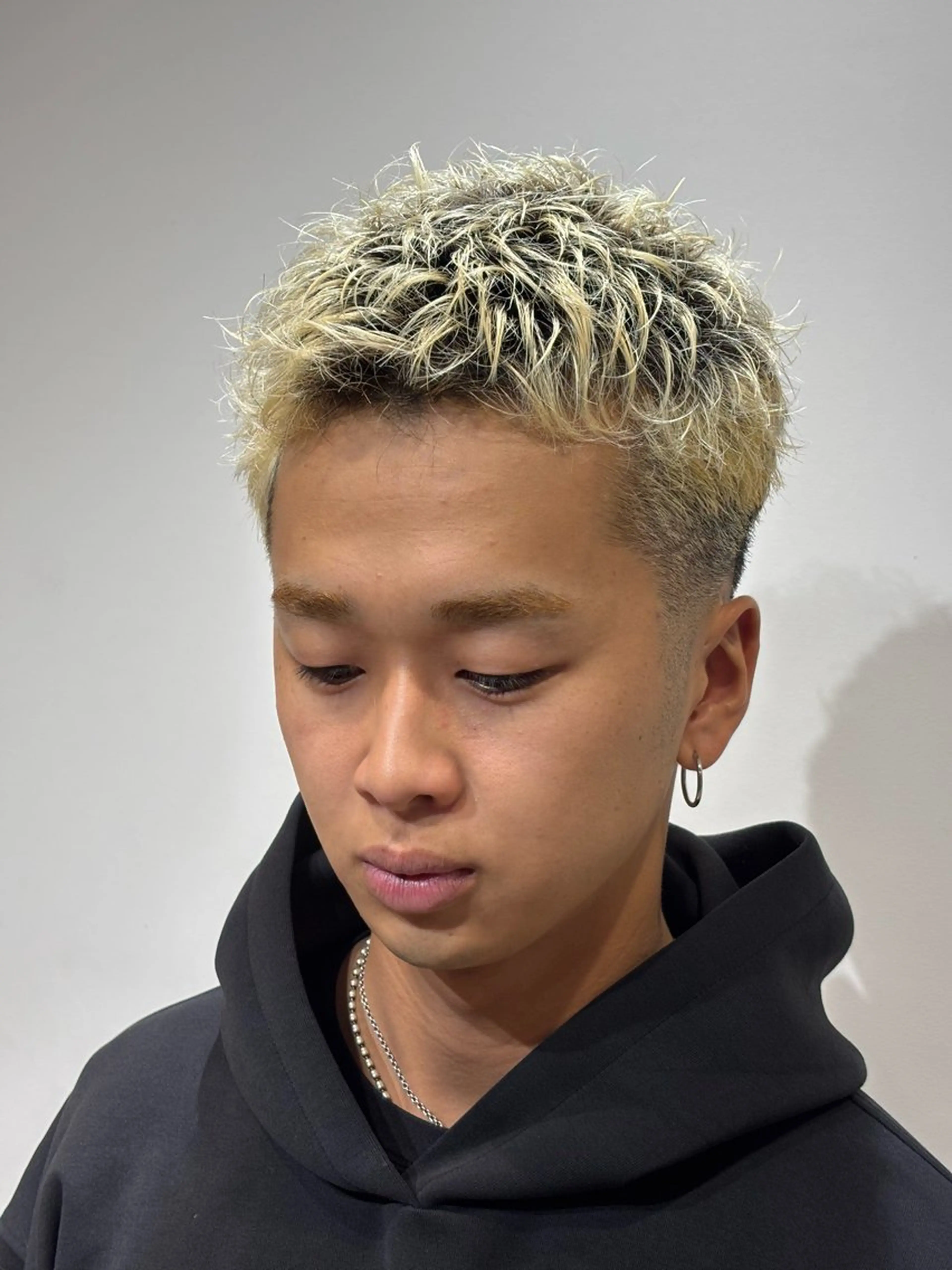 ショート カラー ブリーチ ショートヘア カット ヘアカラー トリートメント 【店長】メンズ職人 短髪　ハイトーン🔥のヘアスタイル