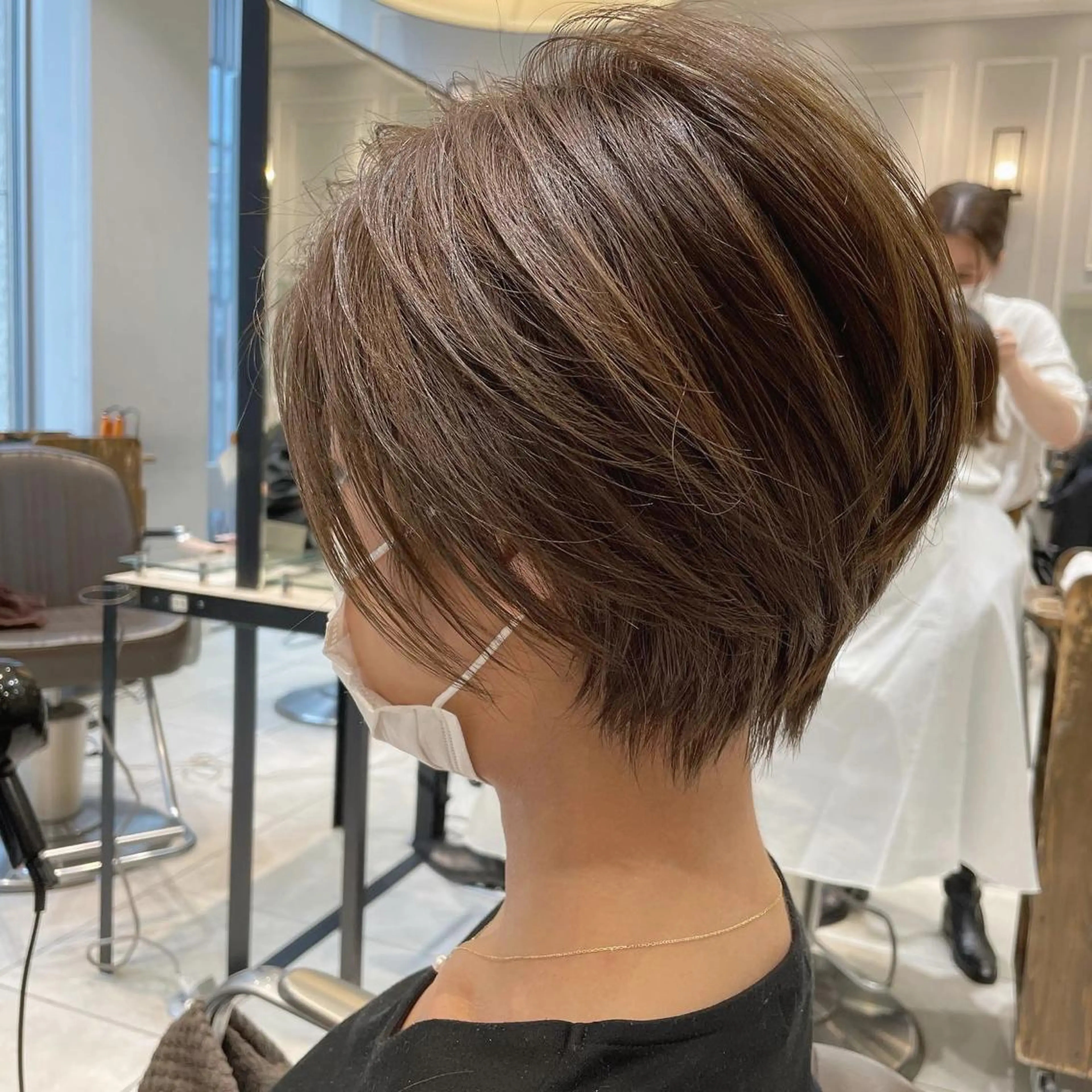 ショート カラー ブリーチ イヤリングカラー インナーカラー くせ毛 似合わせカット アンブレラカラー💫 フェイスフレーミングのヘアスタイル