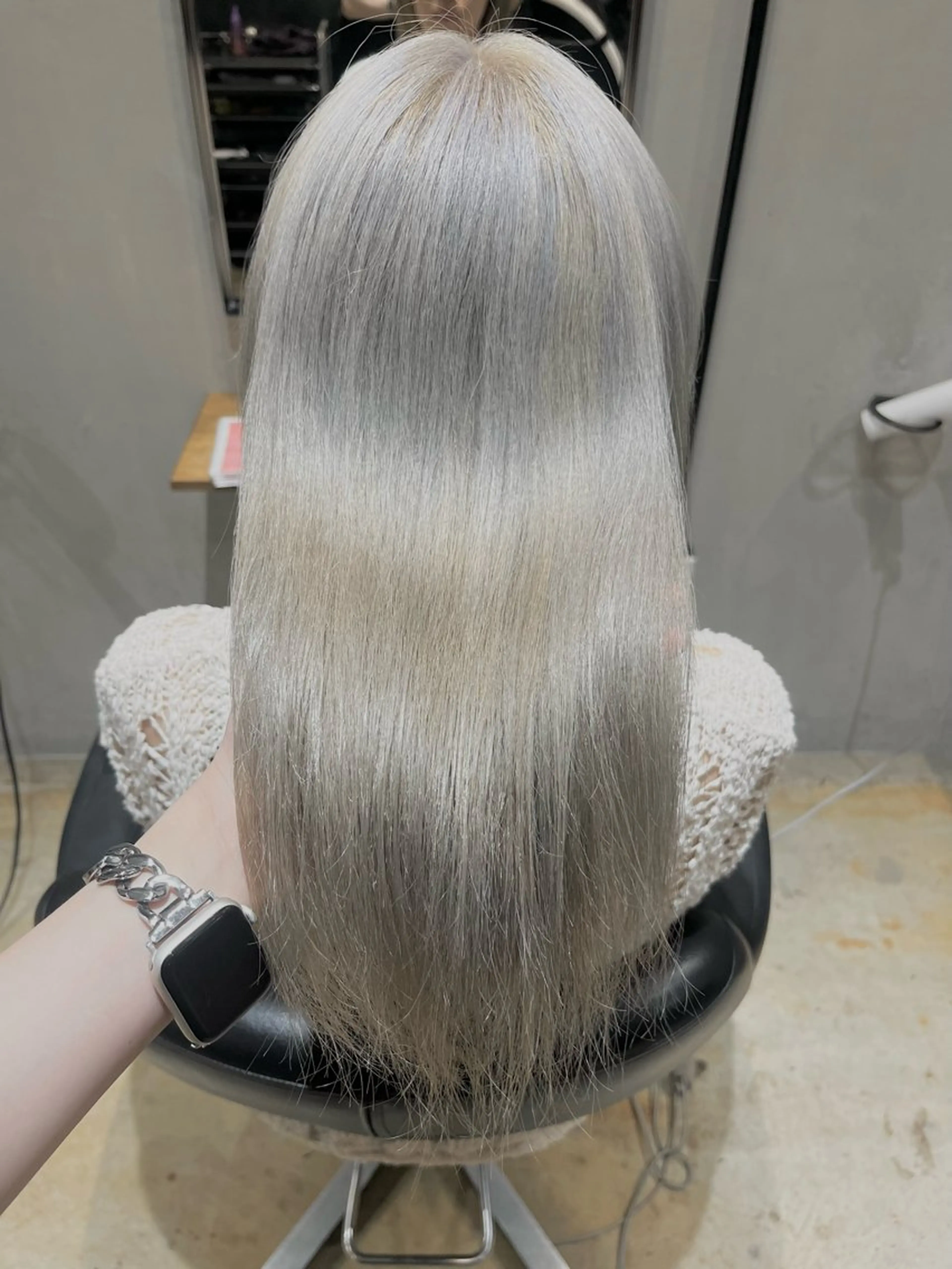 セミロング カラー ヘアアレンジ ベージュカラー ハイトーンカラー シルバー シルバーベージュ みわ/博多 ブリーチ/メンズヘアのヘアスタイル