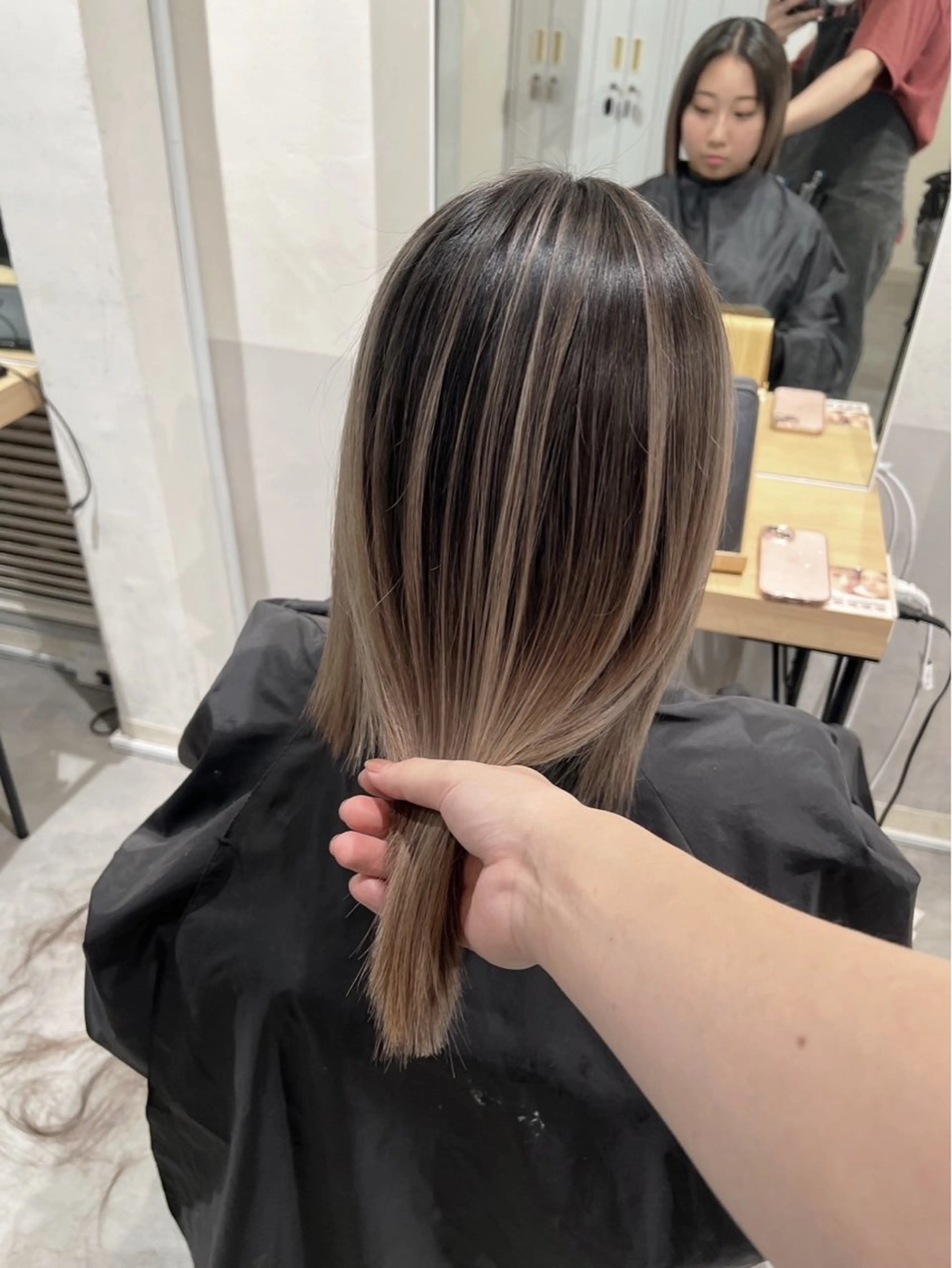 ミディアム カラー バレイヤージュ ベージュカラー ミルクティーベージュ レイヤーカット ヘアカラー トリートメント ROBIN所属・指名数No.1 /NAOYAのヘアスタイル