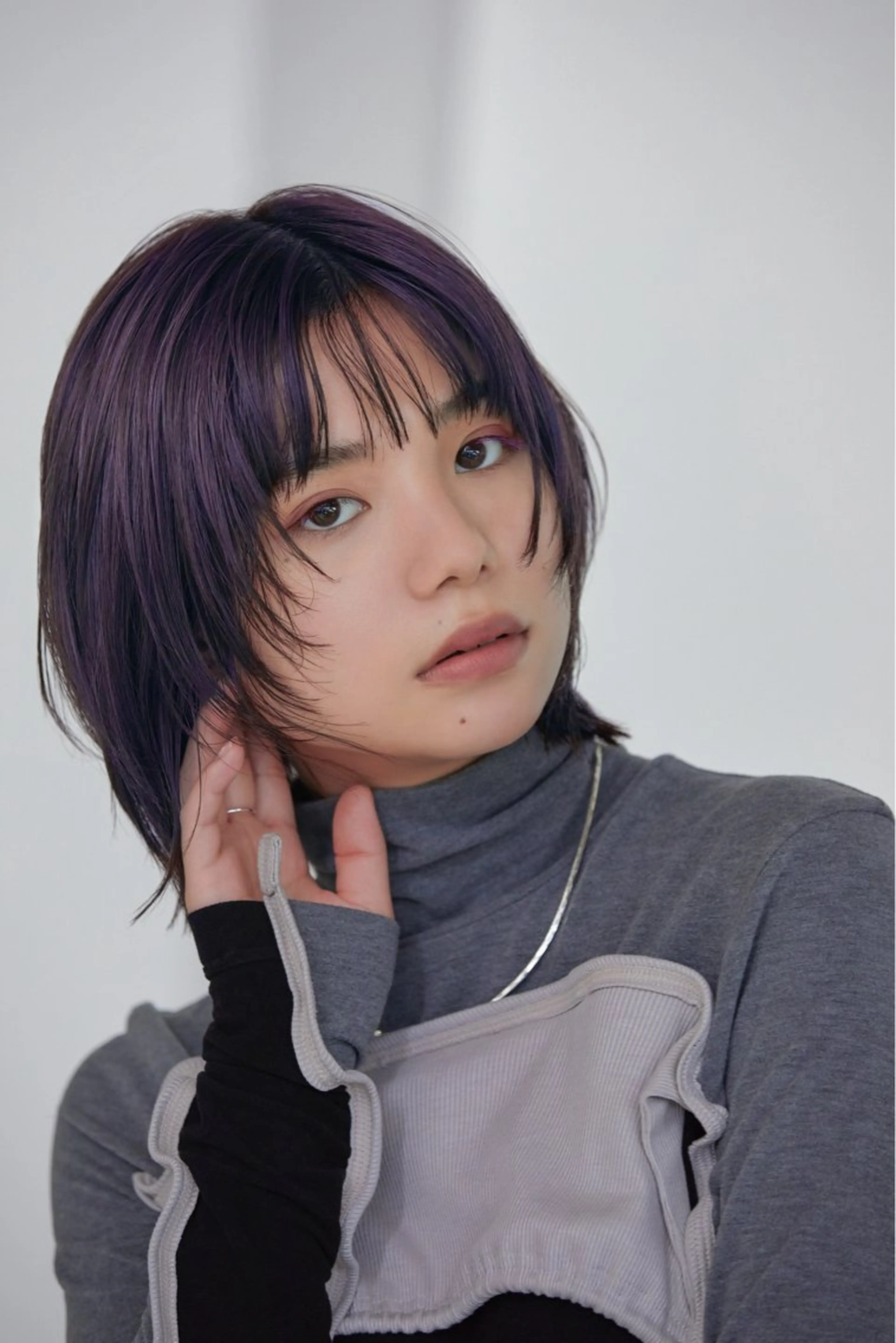 ミディアム カラー ブリーチ パープルカラー ウルフカット SALOWIN梅田茶屋町店所属・ウルフレイヤーカット /チヒロのヘアスタイル