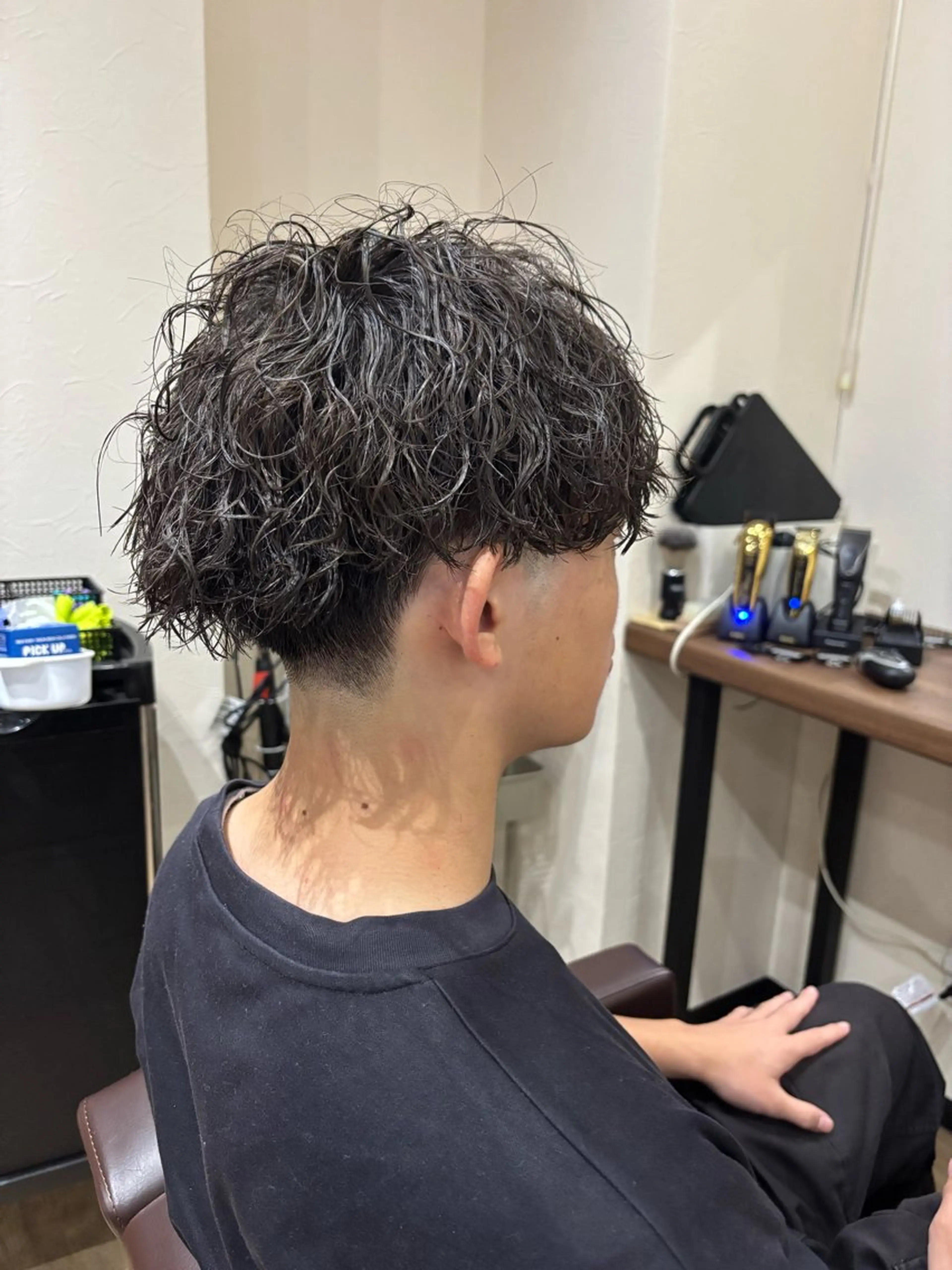 「人気No.3」カット＋波巻きパーマ、縦落ちツイストの写真