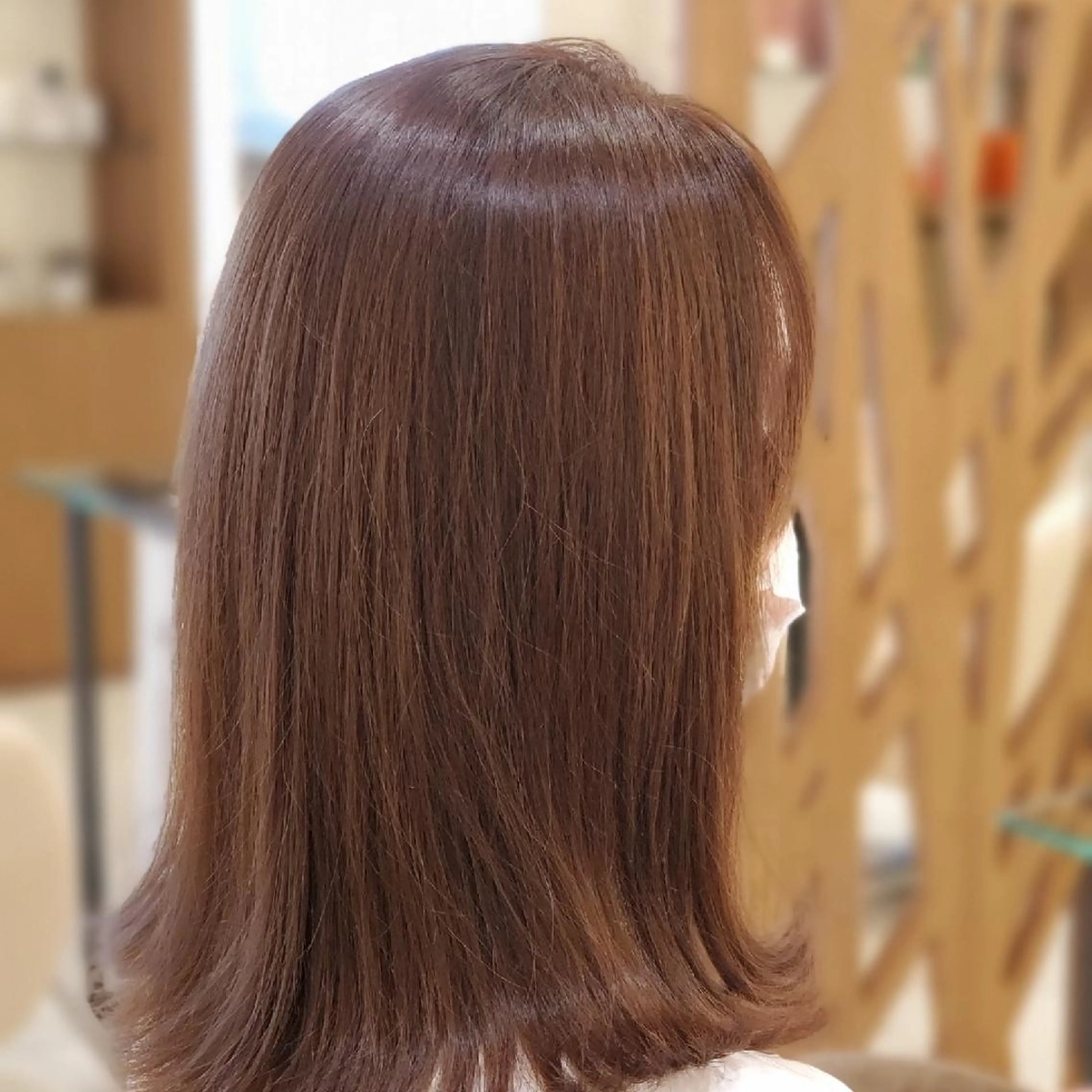 ミディアム カラー アッシュ アッシュグレー アッシュグレージュ グレージュ 外ハネヘア 岡本 尚樹のヘアスタイル