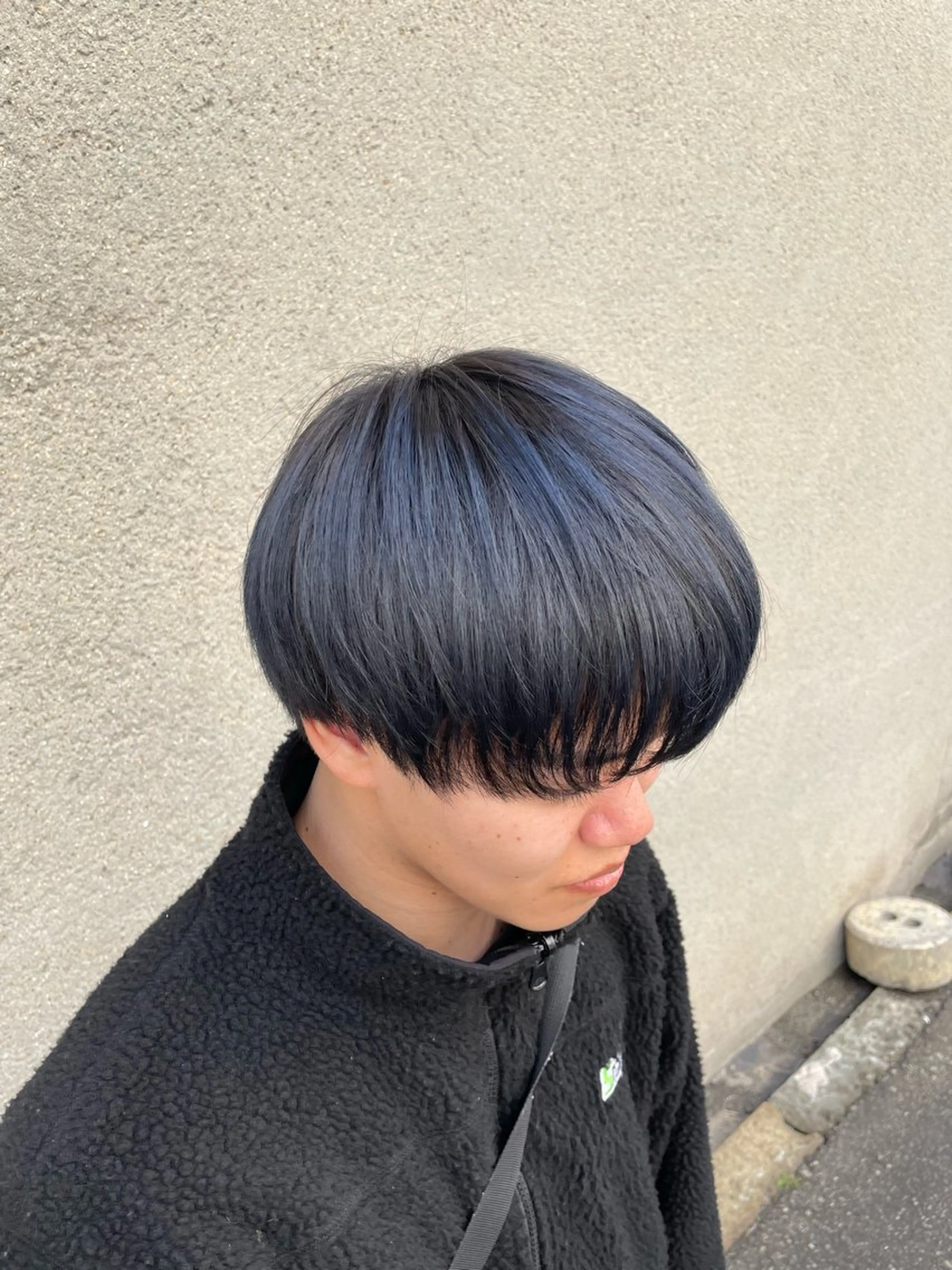 カラー メンズ メンズブリーチ 黒髪 ブリーチ ブルーカラー ブルーブラック ヘアカラー 慎太朗/パーマ/ボブ /センターパートのヘアスタイル