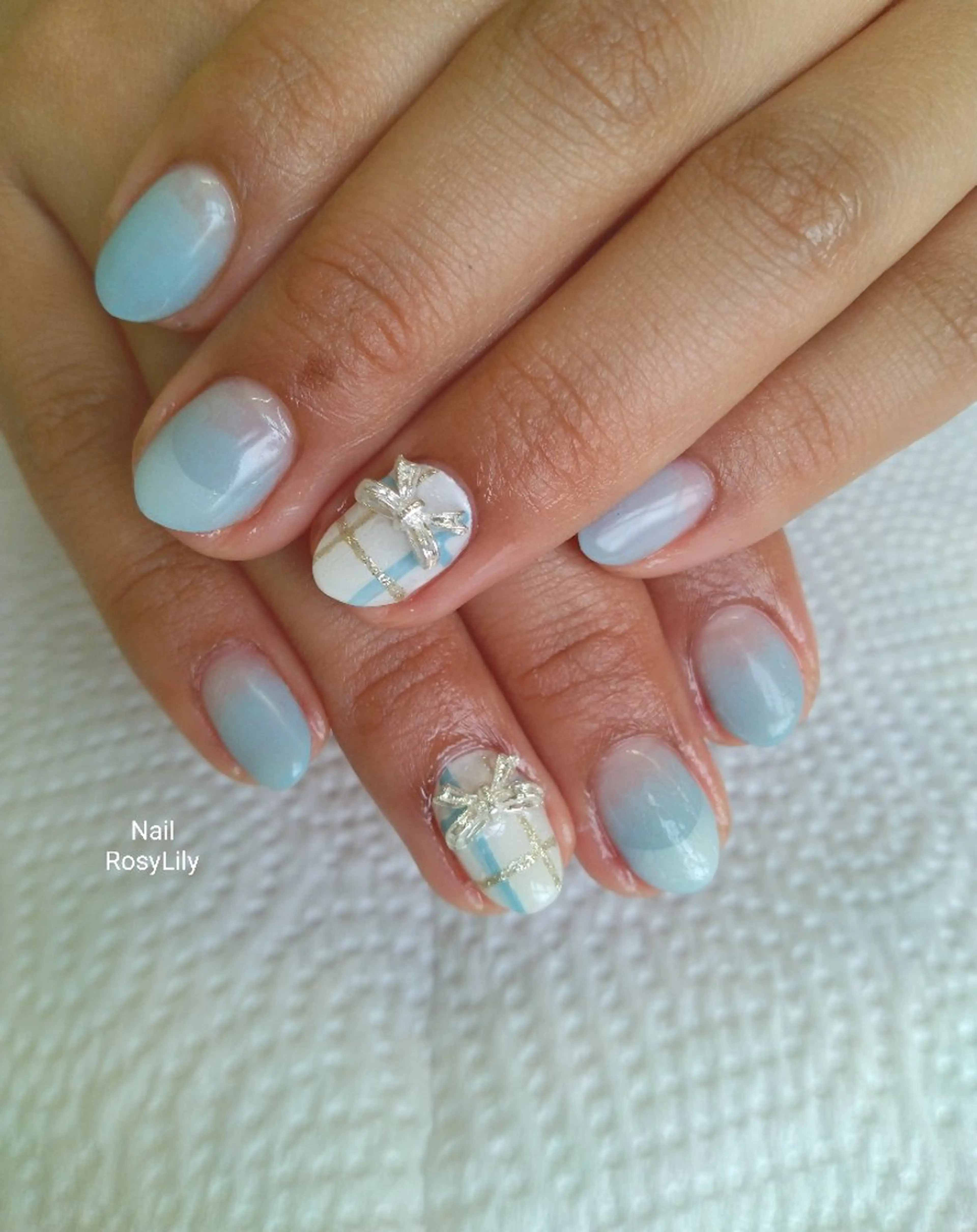 ネイル ブルー 持ち込み リボン シルバー ハンドネイル ハンドケア プライベートサロン RosyLily所属・プライベートサロン Rosy Lilyのネイルデザイン