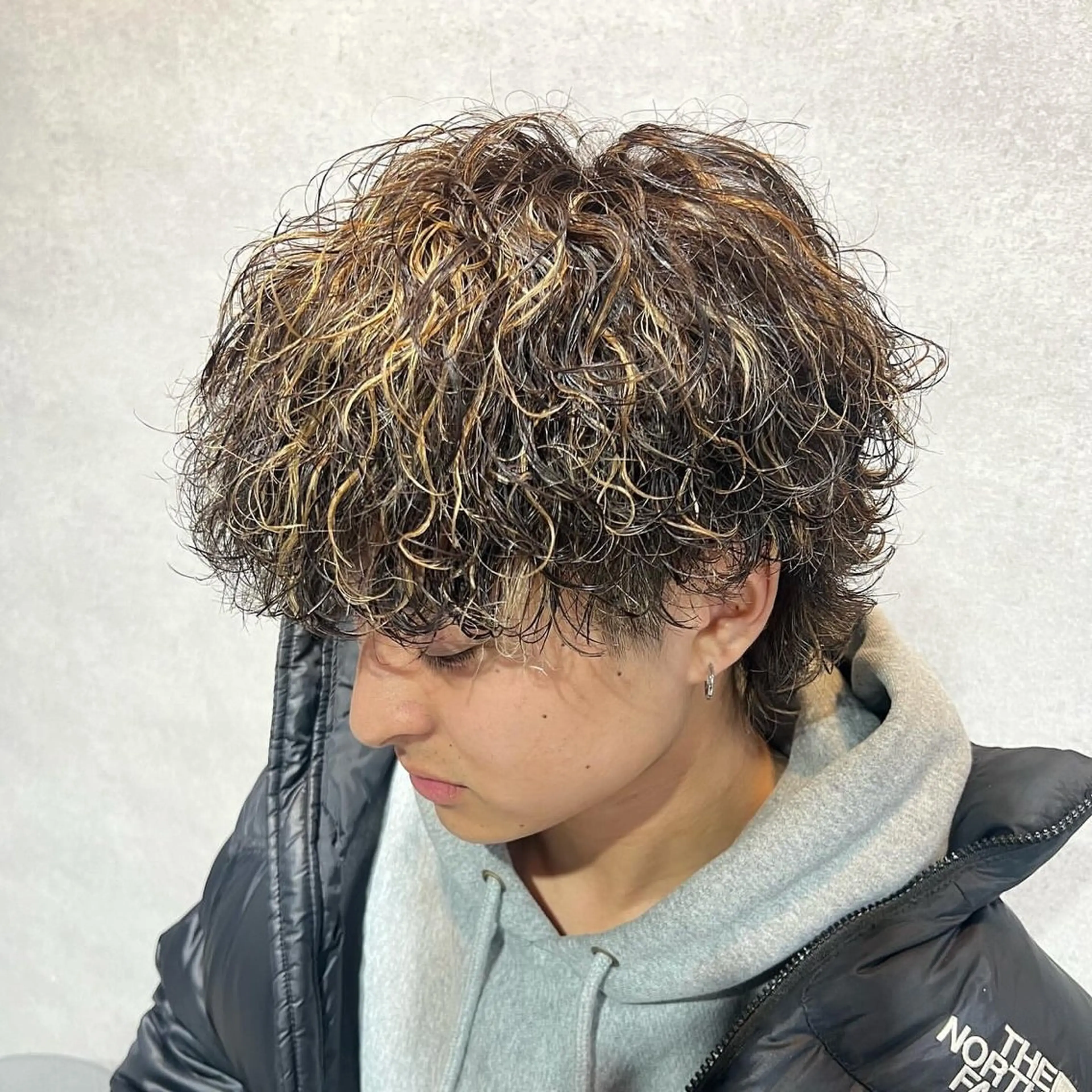 ショート カラー パーマ ヘアアレンジ メンズ センターパート メンズハイライト メンズメッシュ マッシュ メンズパーマ カット パーマ トリートメント ヘッドスパ ヘアセット 仕上がり満足度No. 1🔥BLUCK🔥のヘアスタイル