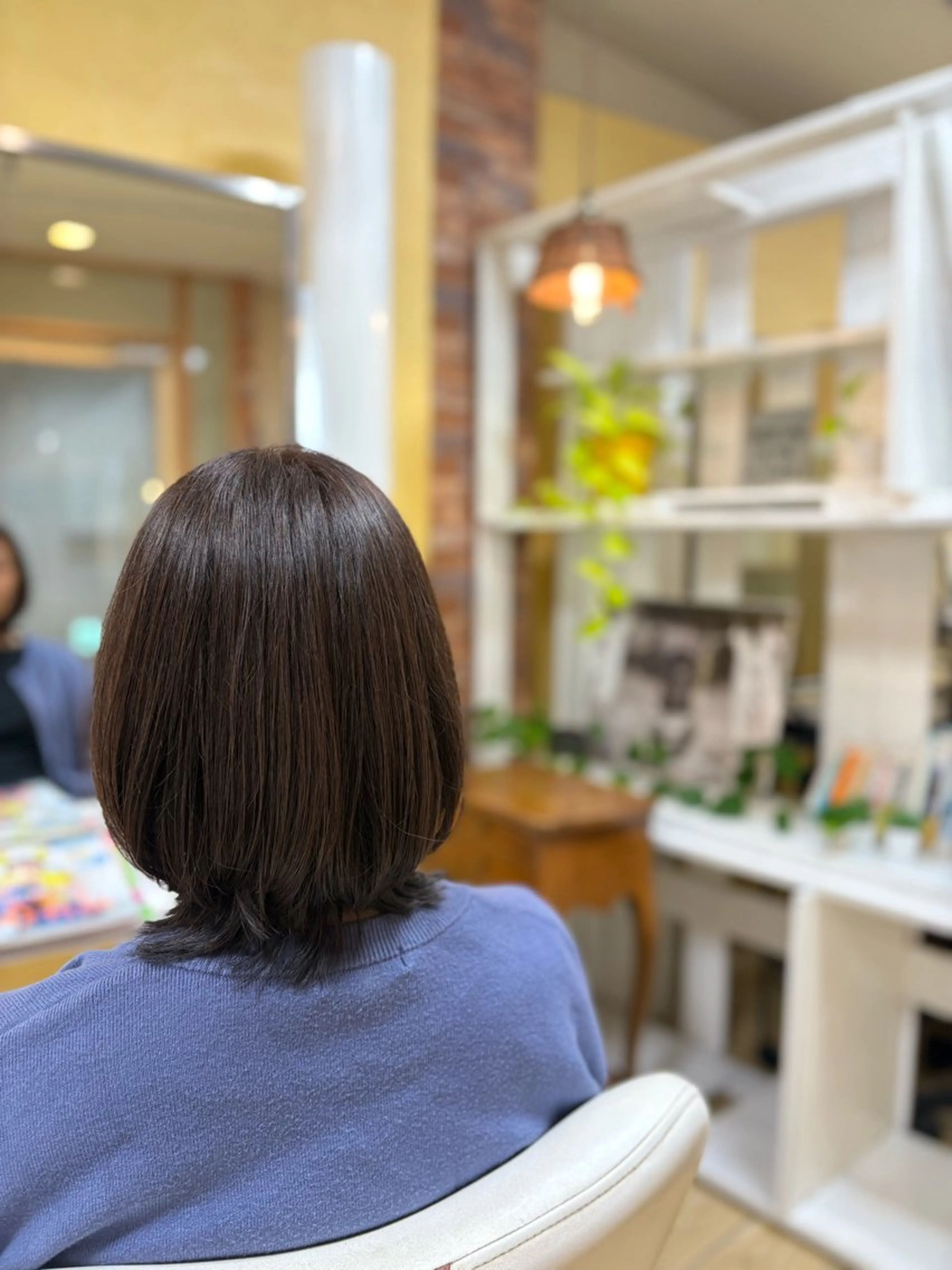 ミディアム 岩谷 美香のヘアスタイル