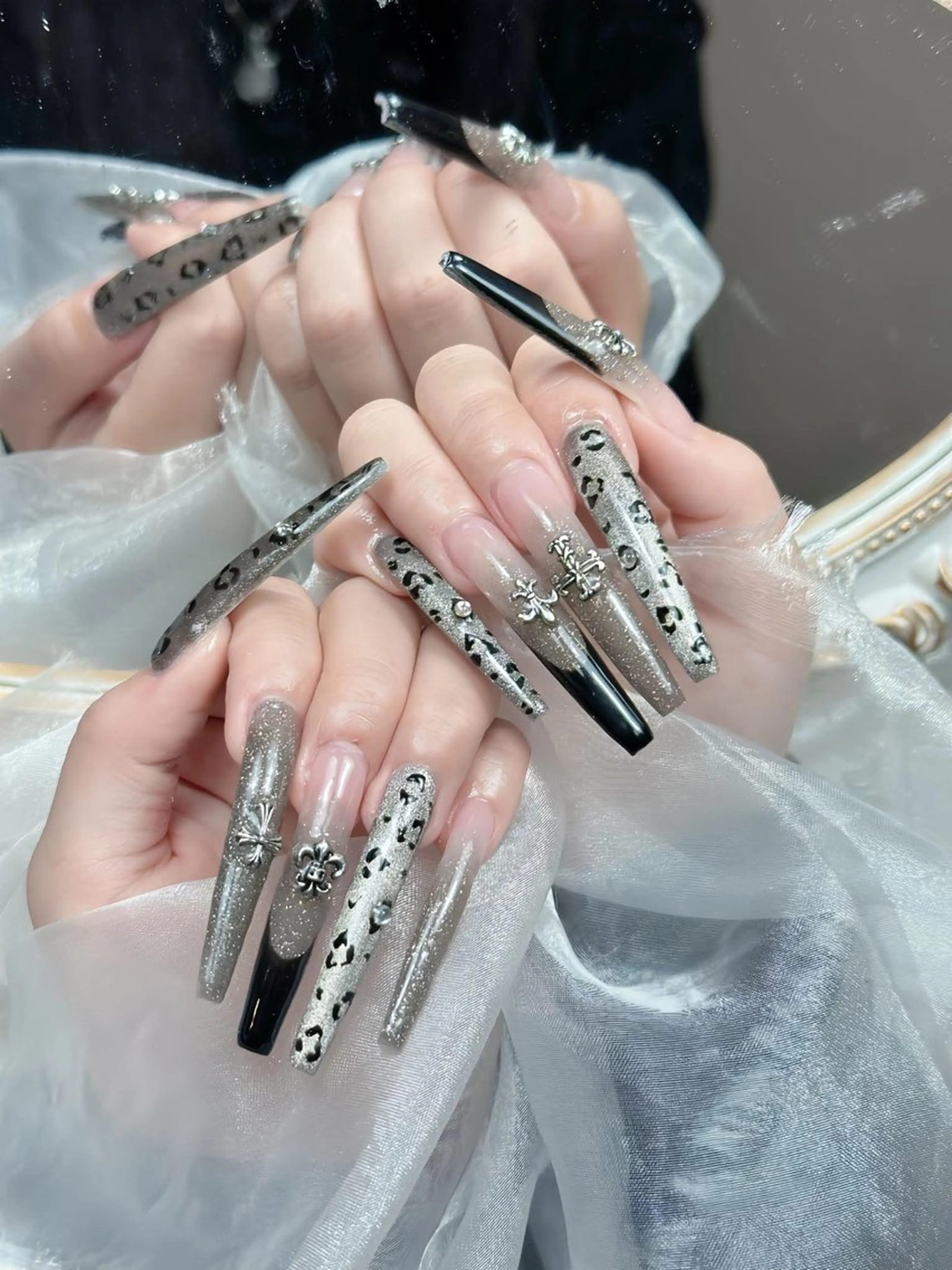 ネイル チークネイル ドット フレンチネイル グラデーション ハート ハンドネイル ハンドケア Eli Nails 新宿のネイルデザイン