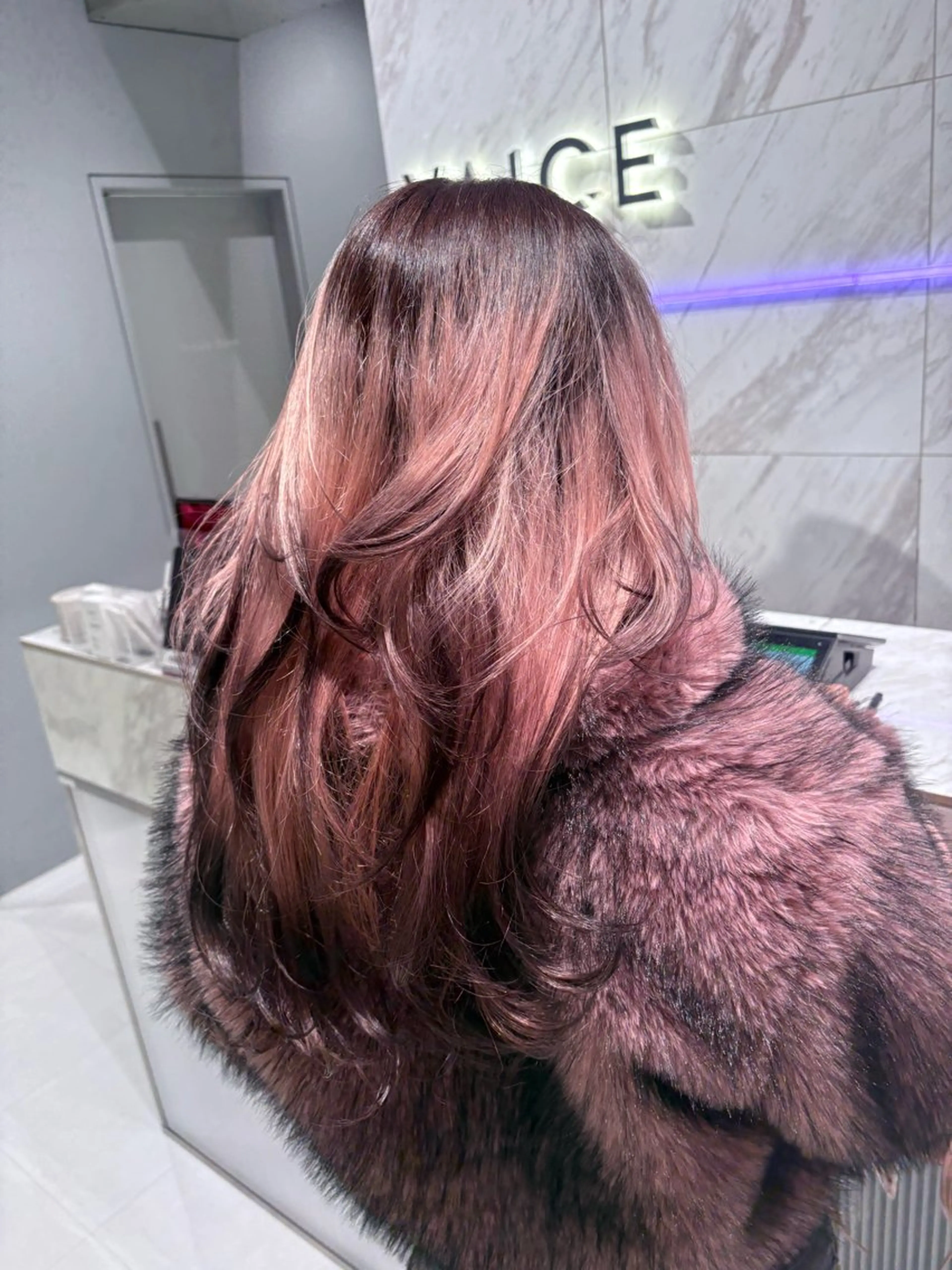 ロング カラー デザインカラー レイヤーカット カット ヘアカラー トリートメント 菜々🫧新宿 透明感ケアブリーチのヘアスタイル