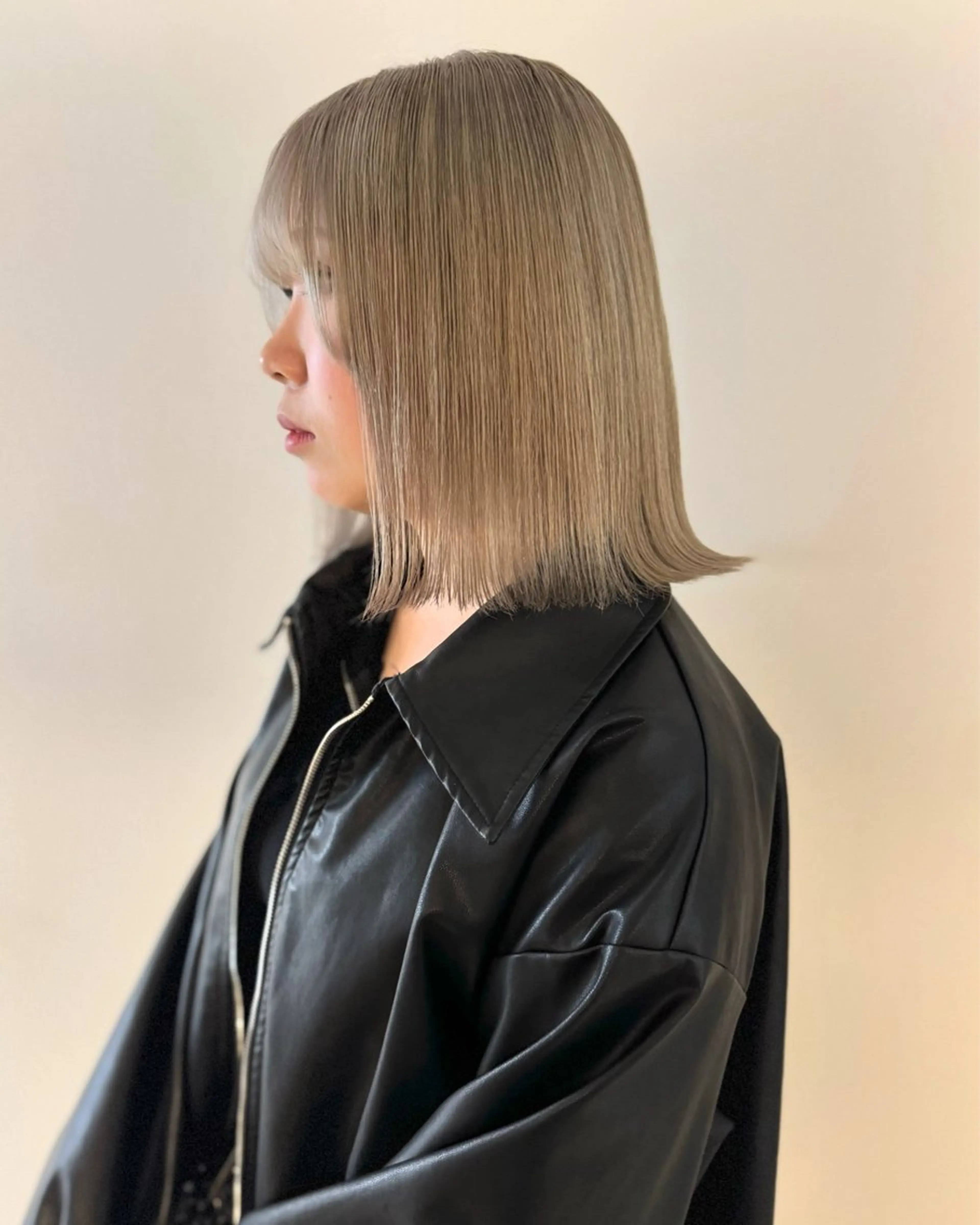 ミディアム カラー ベージュカラー ブリーチ ホワイトベージュ RAIMA ハイトーン/ベージュのヘアスタイル