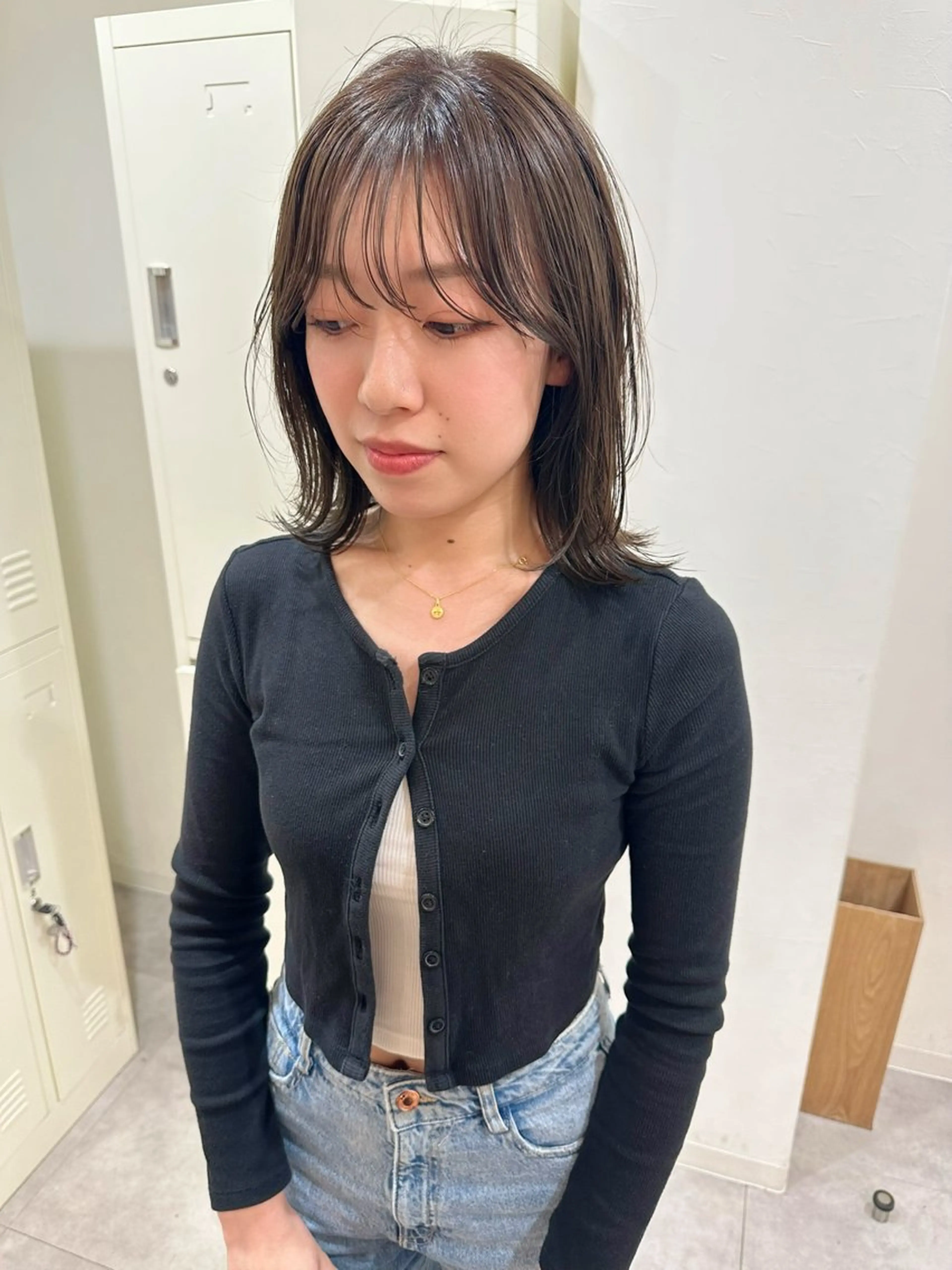 ミディアム カラー ミディアムレイヤー ベージュカラー ハイライトカラー オリーブベージュ ハッシュカット カット ヘアカラー 白髪ぼかしハイライト レイヤー川口　元気のヘアスタイル