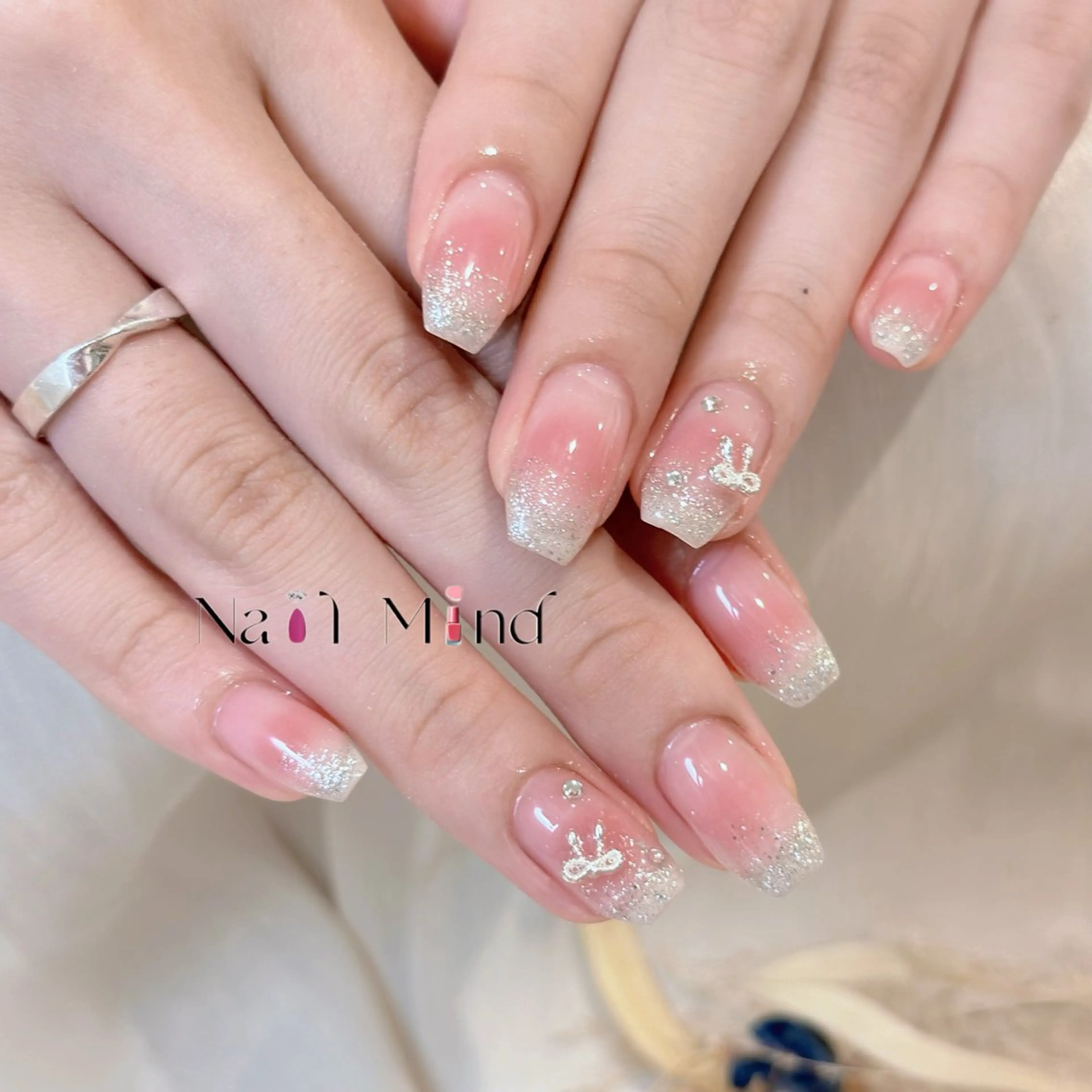 ネイル チークネイル グラデーション ラメ(グリッター) ラメグラデーション リボン ハンドネイル Nail Mind (NaONail)のネイルデザイン