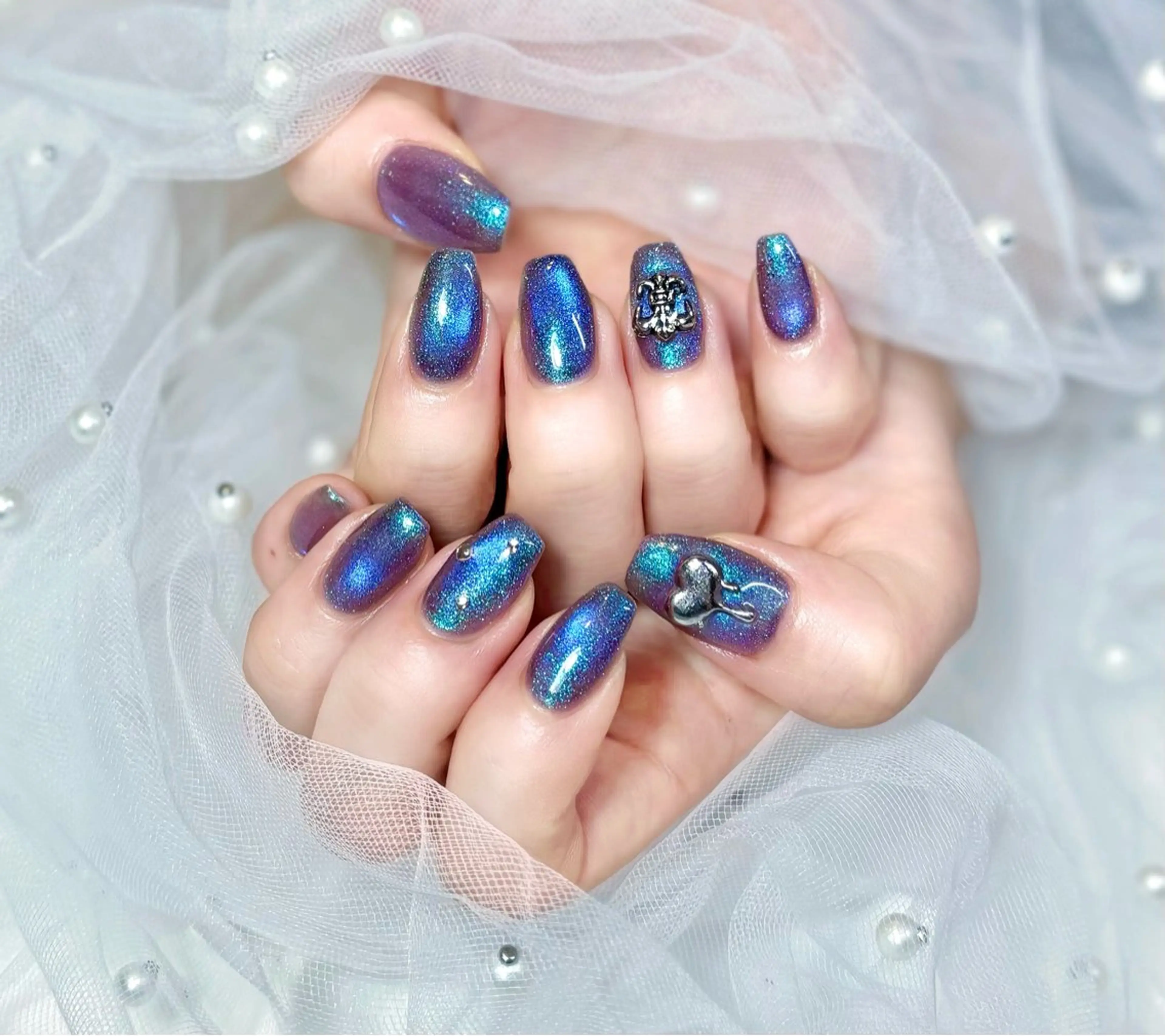 ネイル ブルー キラキラネイル 韓国ネイル ラメ(グリッター) マグネットネイル Chat　noir所属・【chatnoir】 MIYUのネイルデザイン