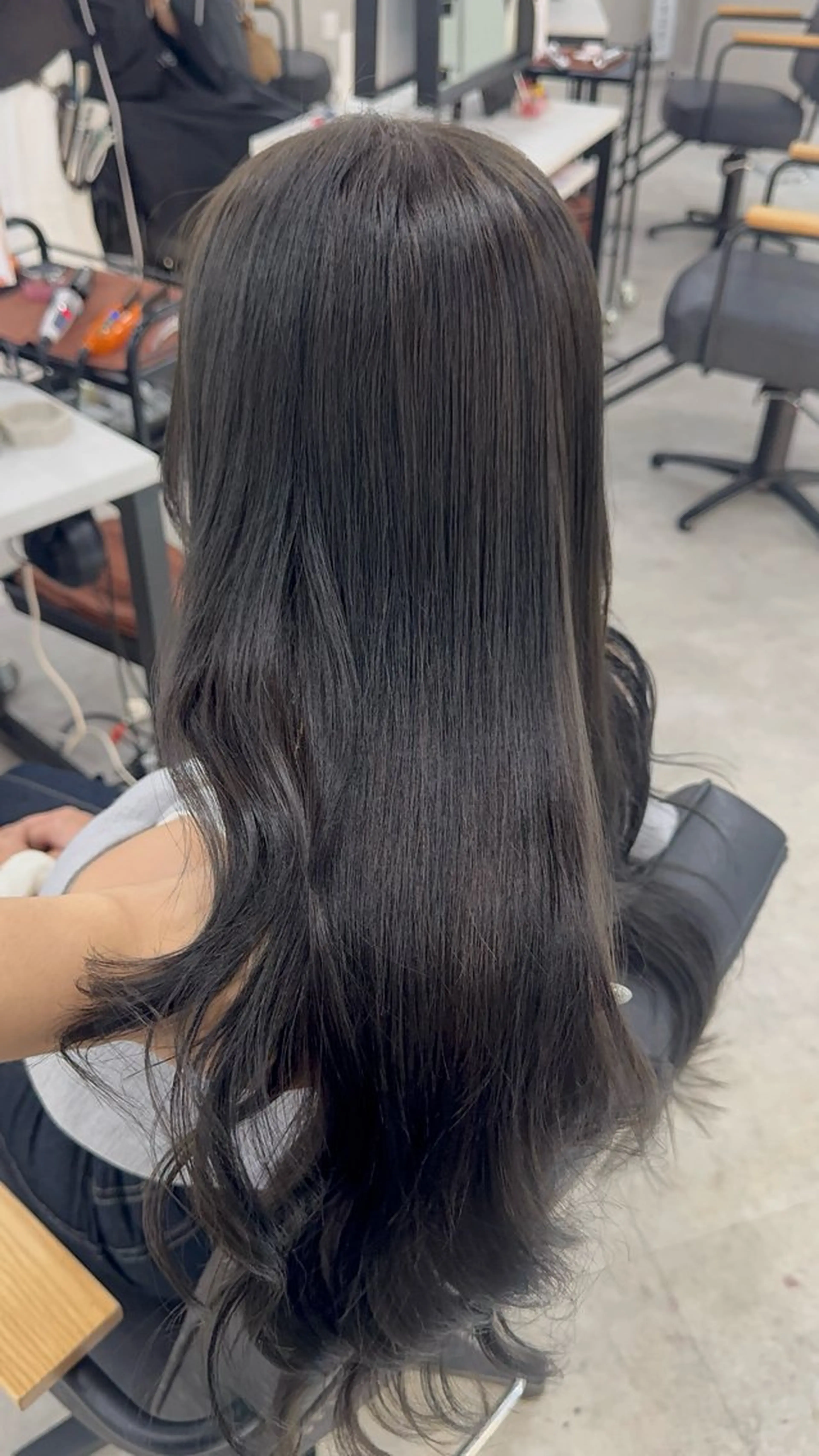 ロング カラー アッシュ アッシュブラウン ベージュカラー 黒髪 ブリーチ カット ヘアカラー トリートメント 赤み無し柔らかカラー 【梅田】madokaのヘアスタイル