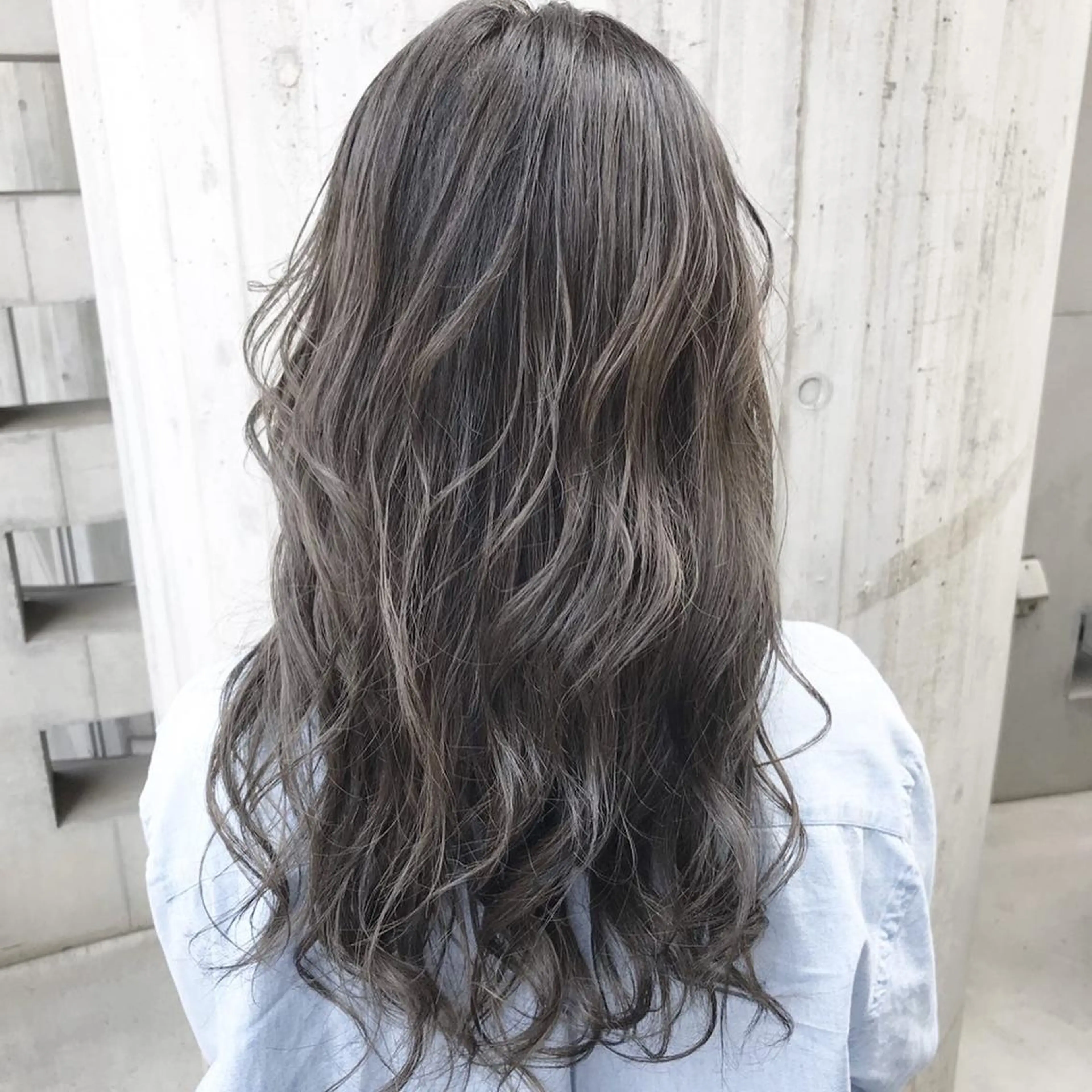 ロング カラー アッシュ アッシュグレー ハイライトカラー ハイライト 海外風カーテンバング Mao広尾美容室のヘアスタイル