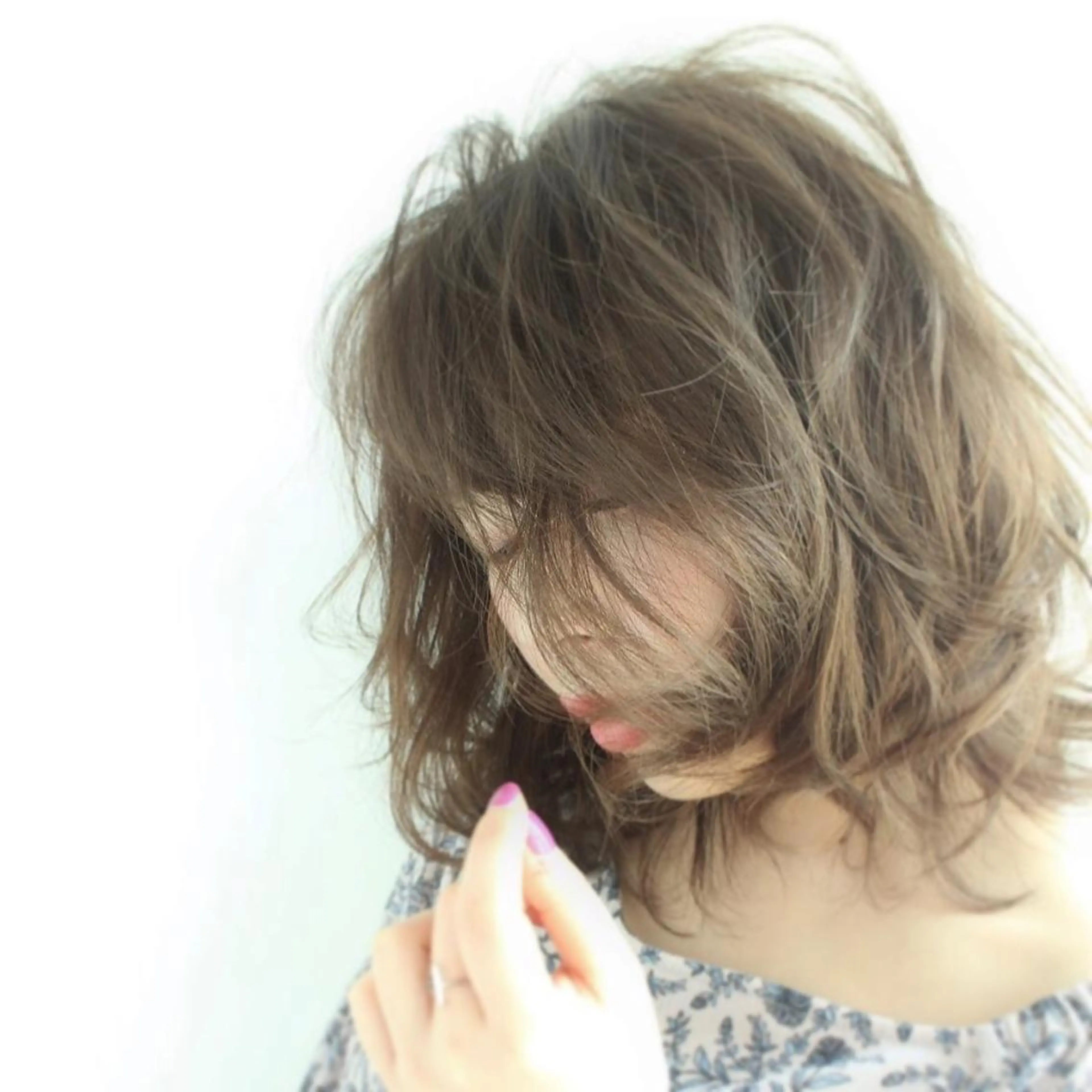 ミディアム アッシュ トリートメント Brooch ブローチのヘアスタイル