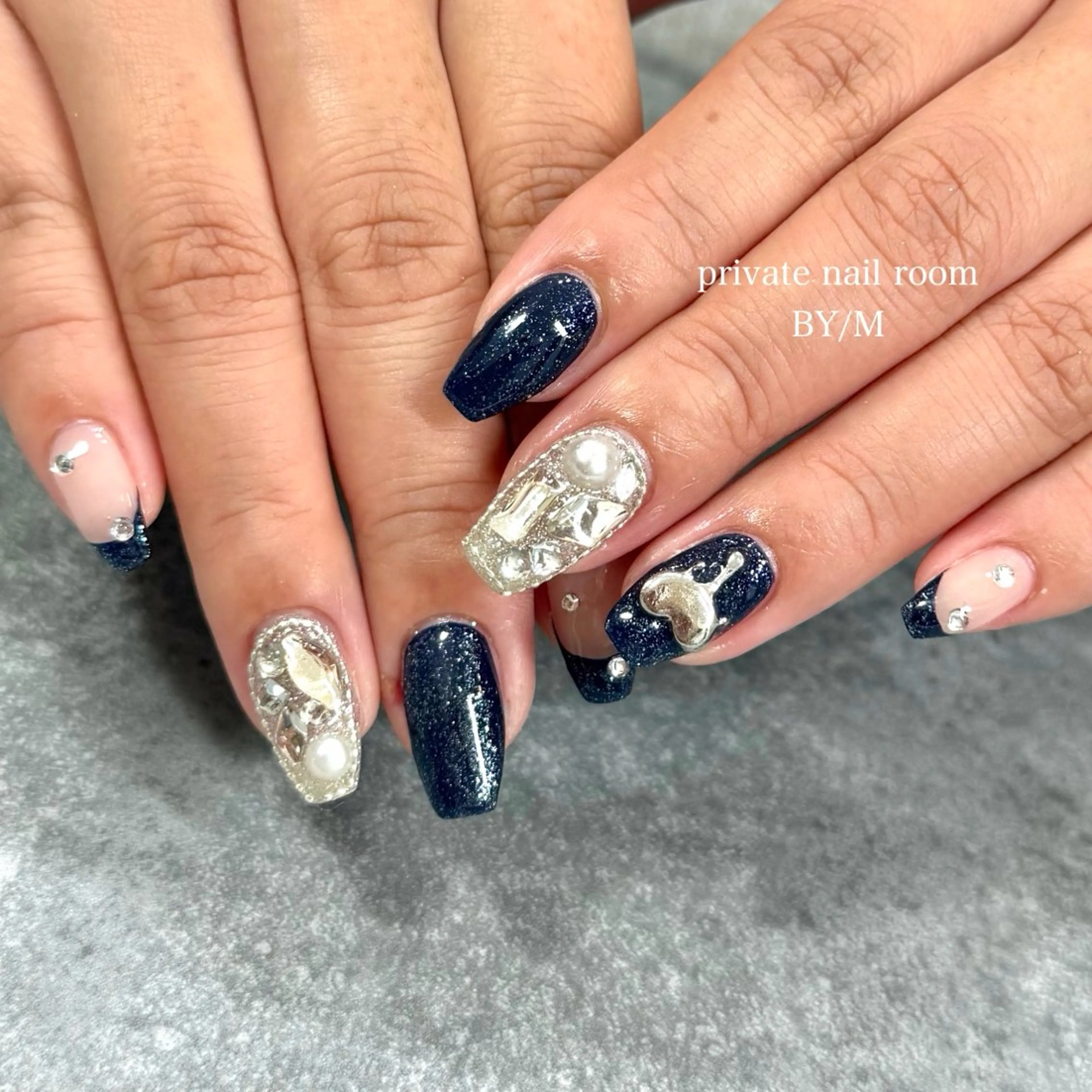 ネイル キラキラネイル 持ち込み ネイビー ハンドネイル BY / Mのネイルデザイン