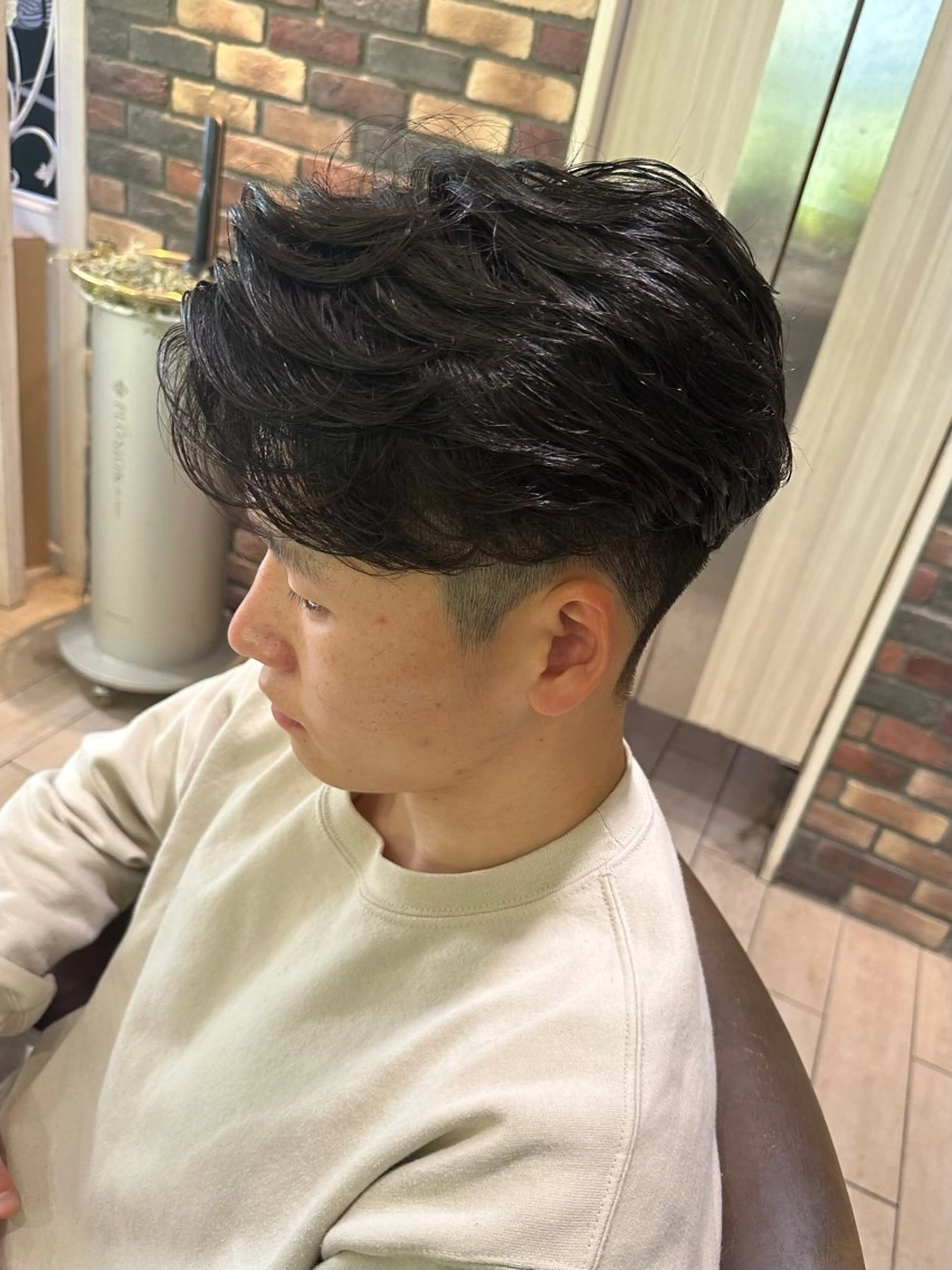 メンズ センターパート フェードカット フェザーパーマ マッシュ メンズパーマ メンズパーマ特化🔥 ツイスパ/シャドウのヘアスタイル