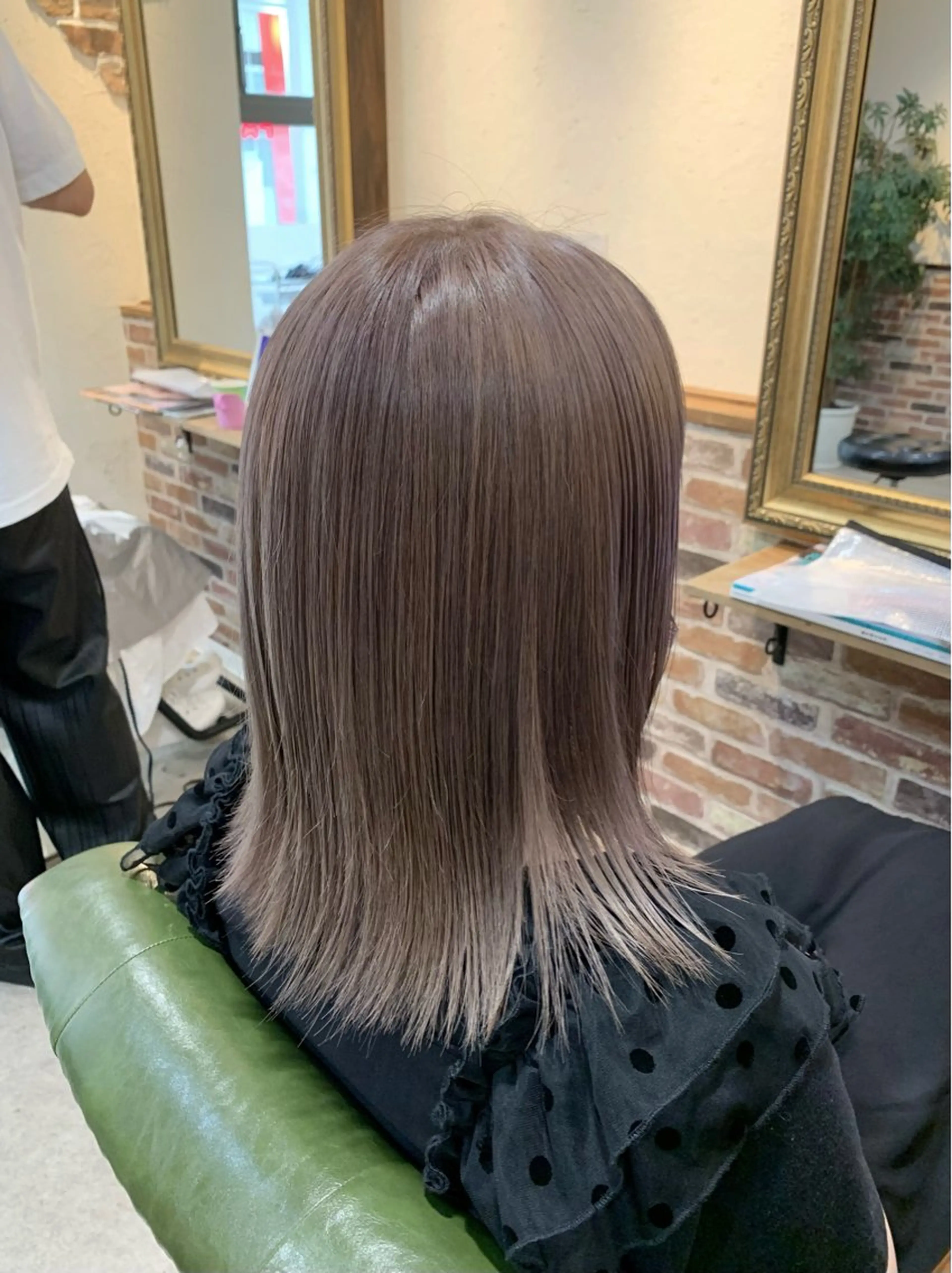 ミディアム カラー グレージュ ミルクティーグレージュ ヘアカラー 越冨 晃平のヘアスタイル