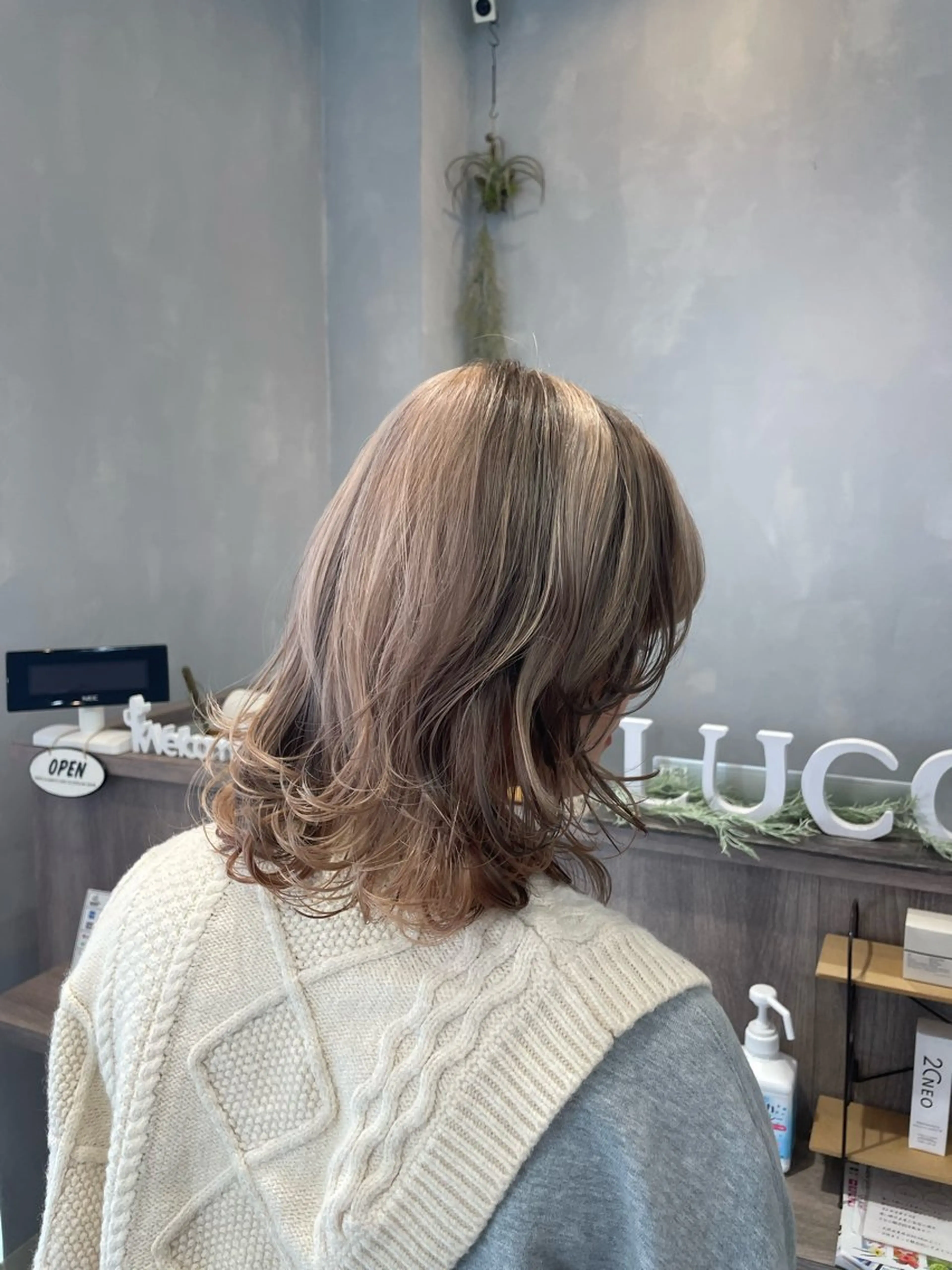 ミディアム カラー ブリーチ レイヤーカット ウルフカット ウルフレイヤー Agu hair lucca所属・白取 太一のヘアスタイル