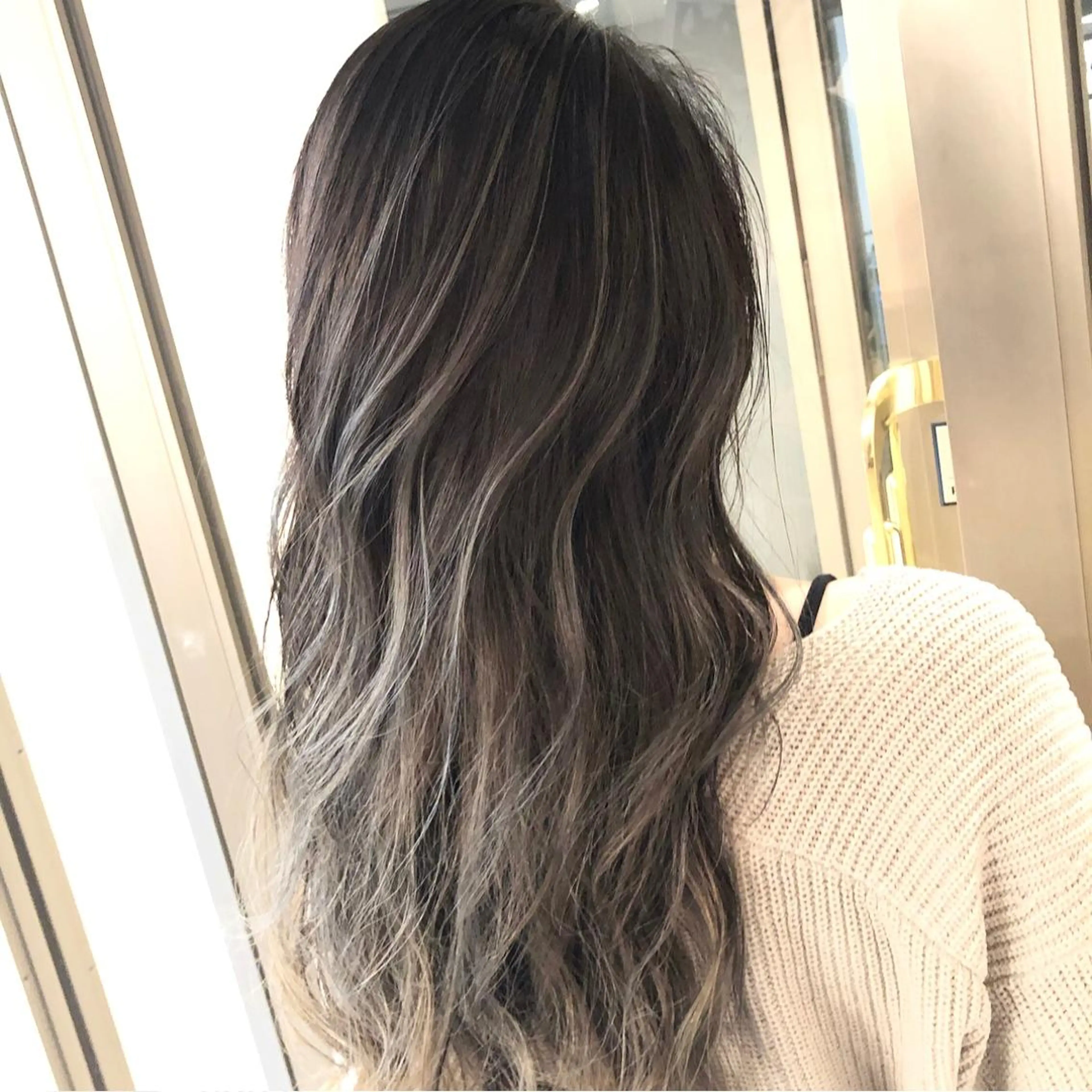 ロング カラー ヘアアレンジ シールエクステ バレイヤージュ デザインカラー ハイライトカラー エクステ アンドウ ユウ/ レイヤーカット/韓国のヘアスタイル