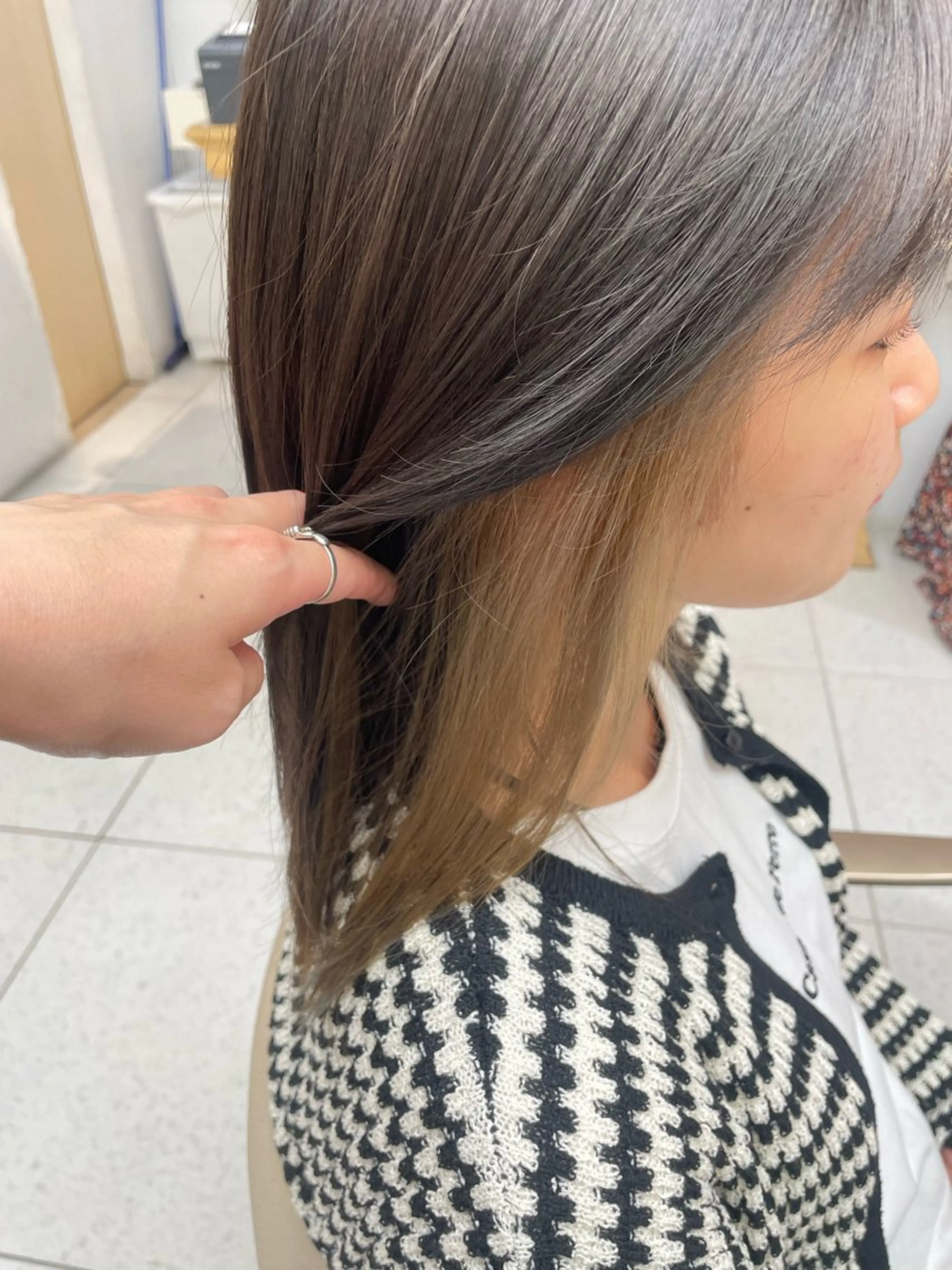 ミディアム カラー ベージュカラー ブリーチ イヤリングカラー ヘアカラー 福田 千尋のヘアスタイル