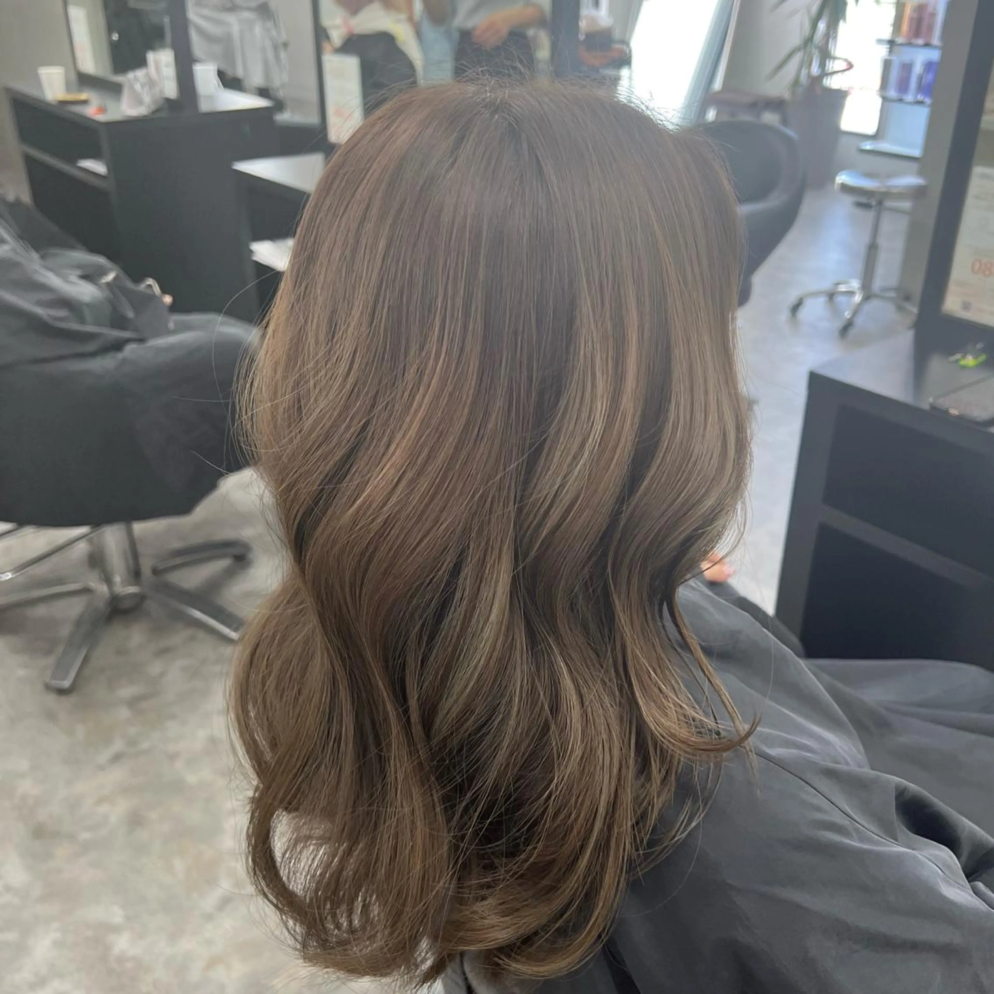 セミロング カラー ベージュカラー オリーブベージュ LOBY所属・LOBY トモヤのヘアスタイル