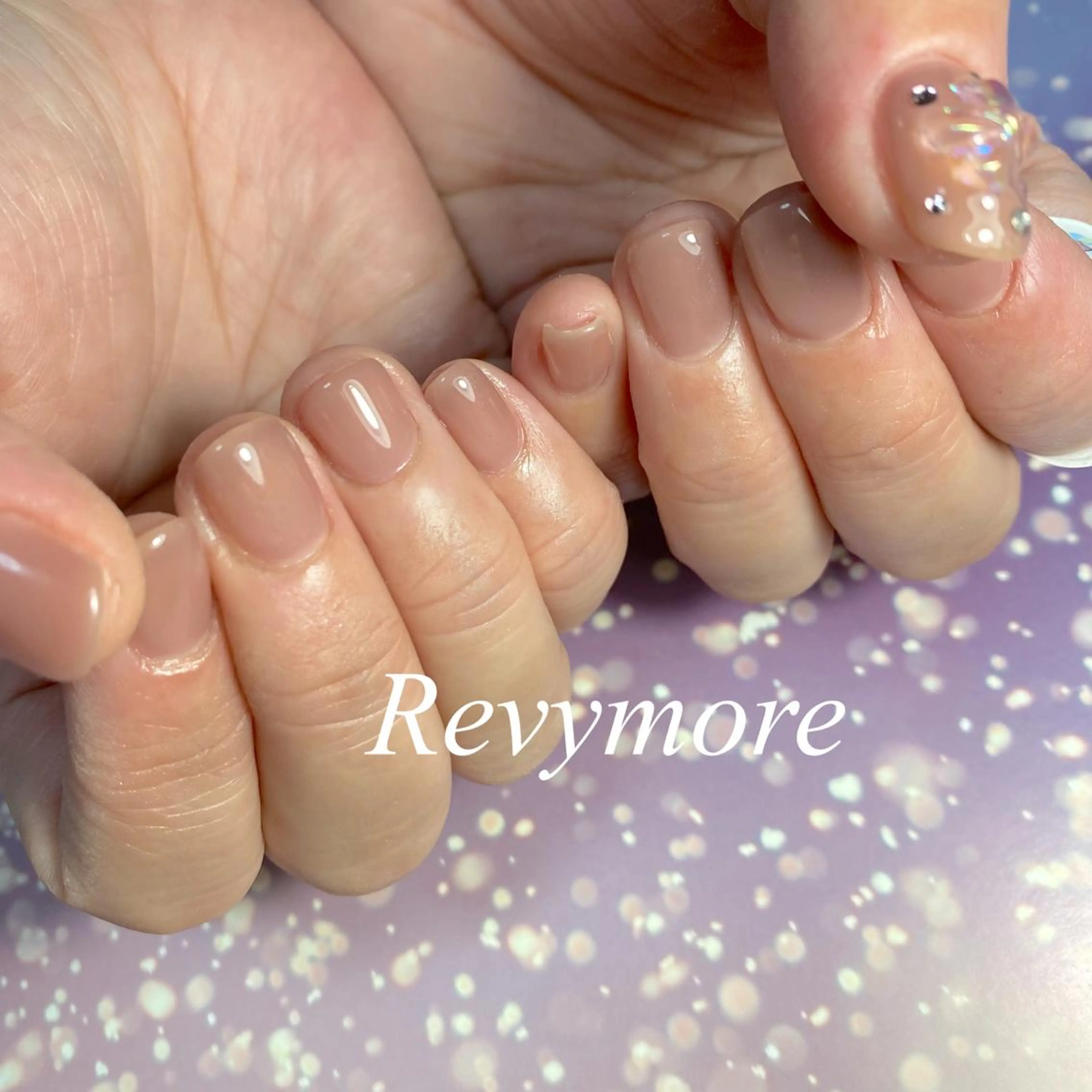 ショート ネイル ジェルネイル ニュアンスネイル オフィスネイル リボン シンプルネイル nail salon Revymore所属・nail salon Revymoreのネイルデザイン