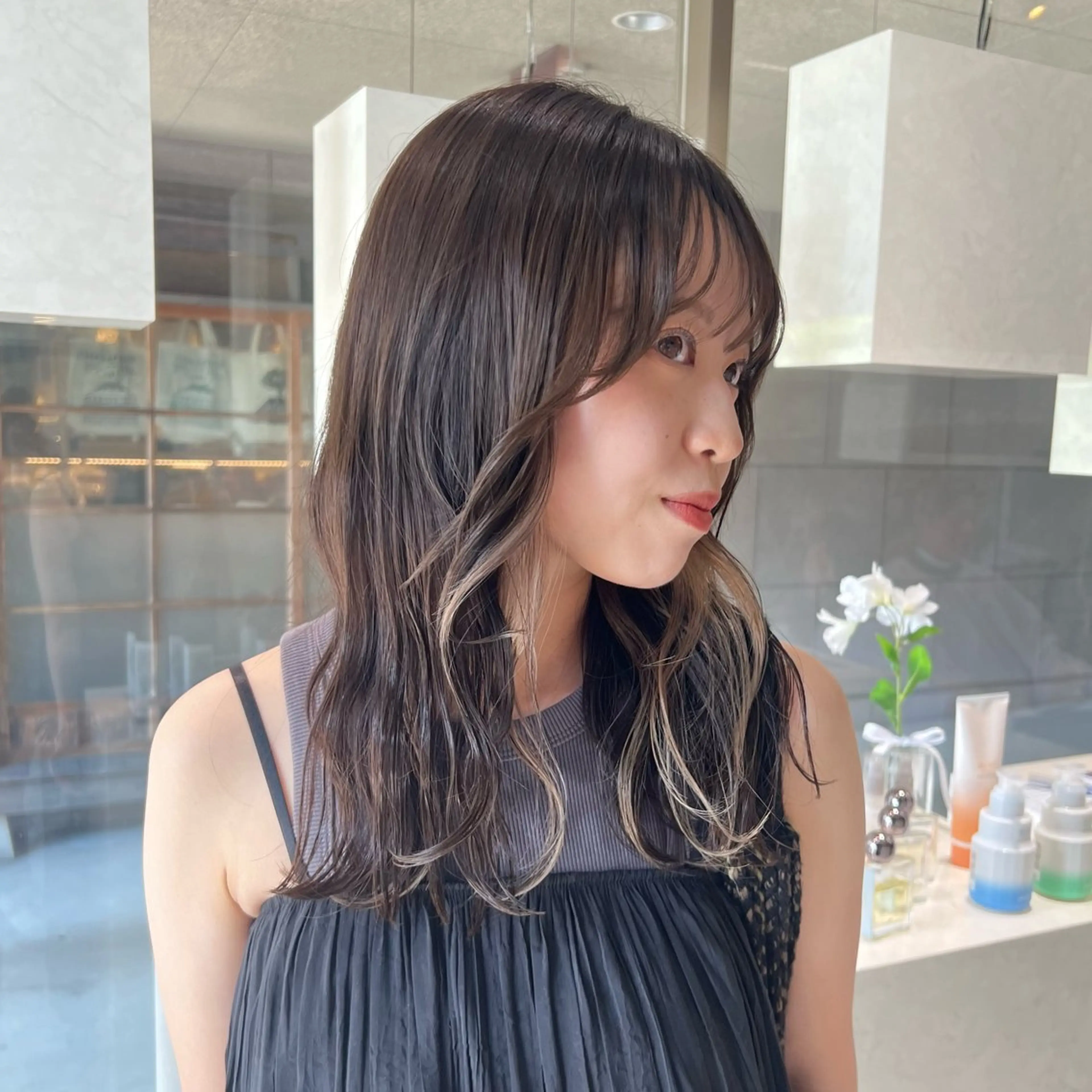 セミロング カラー ベージュカラー ブリーチ イヤリングカラー ミルクティーベージュ incanto by hands所属・鹿児島美容室 NATSUKIのヘアスタイル