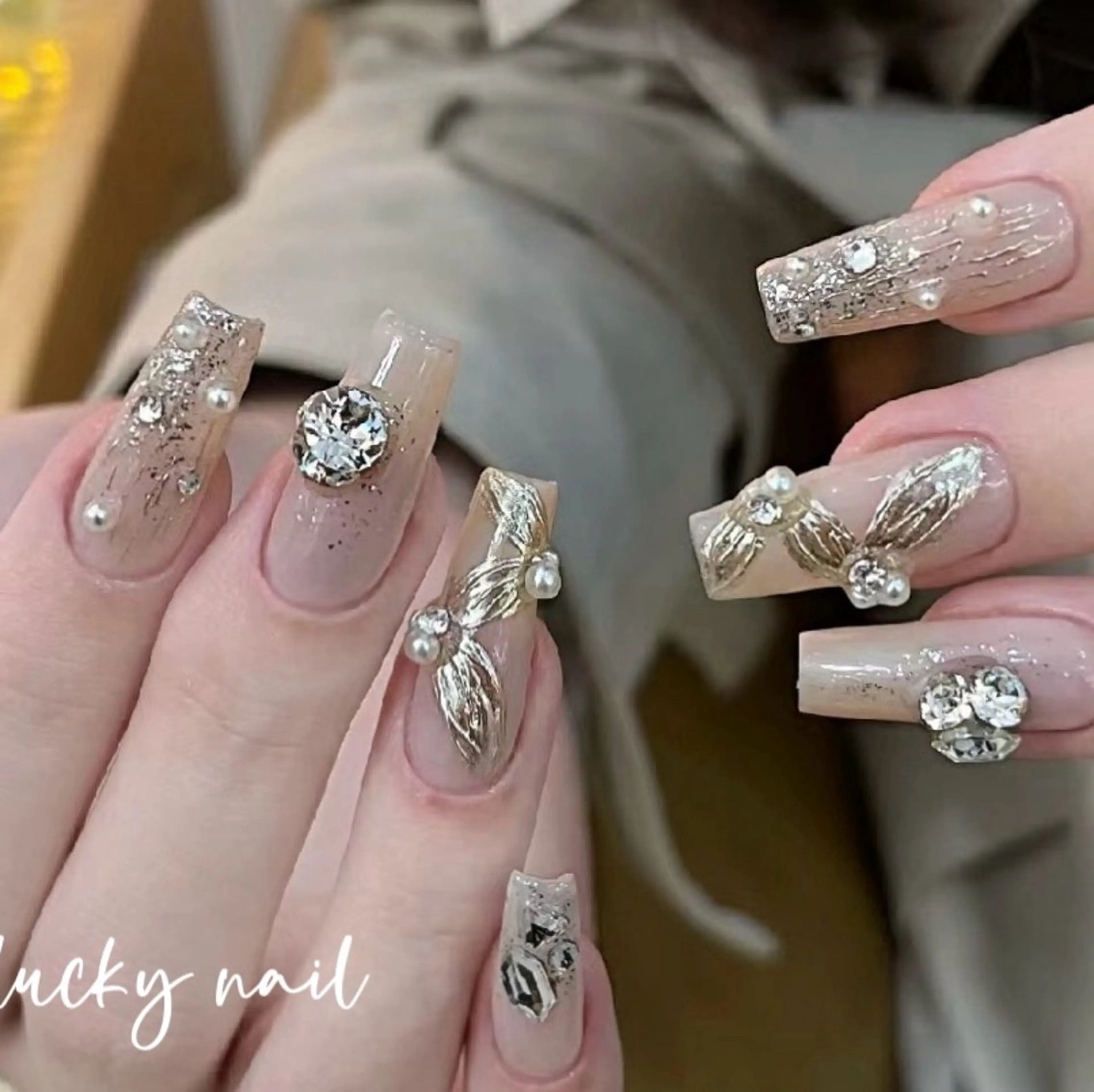 ネイル ブルー チークネイル 長さ出し ジェルネイル ゴールド ハンドネイル ハンドケア ラッキーネイルサロン 西川口東口店のネイルデザイン