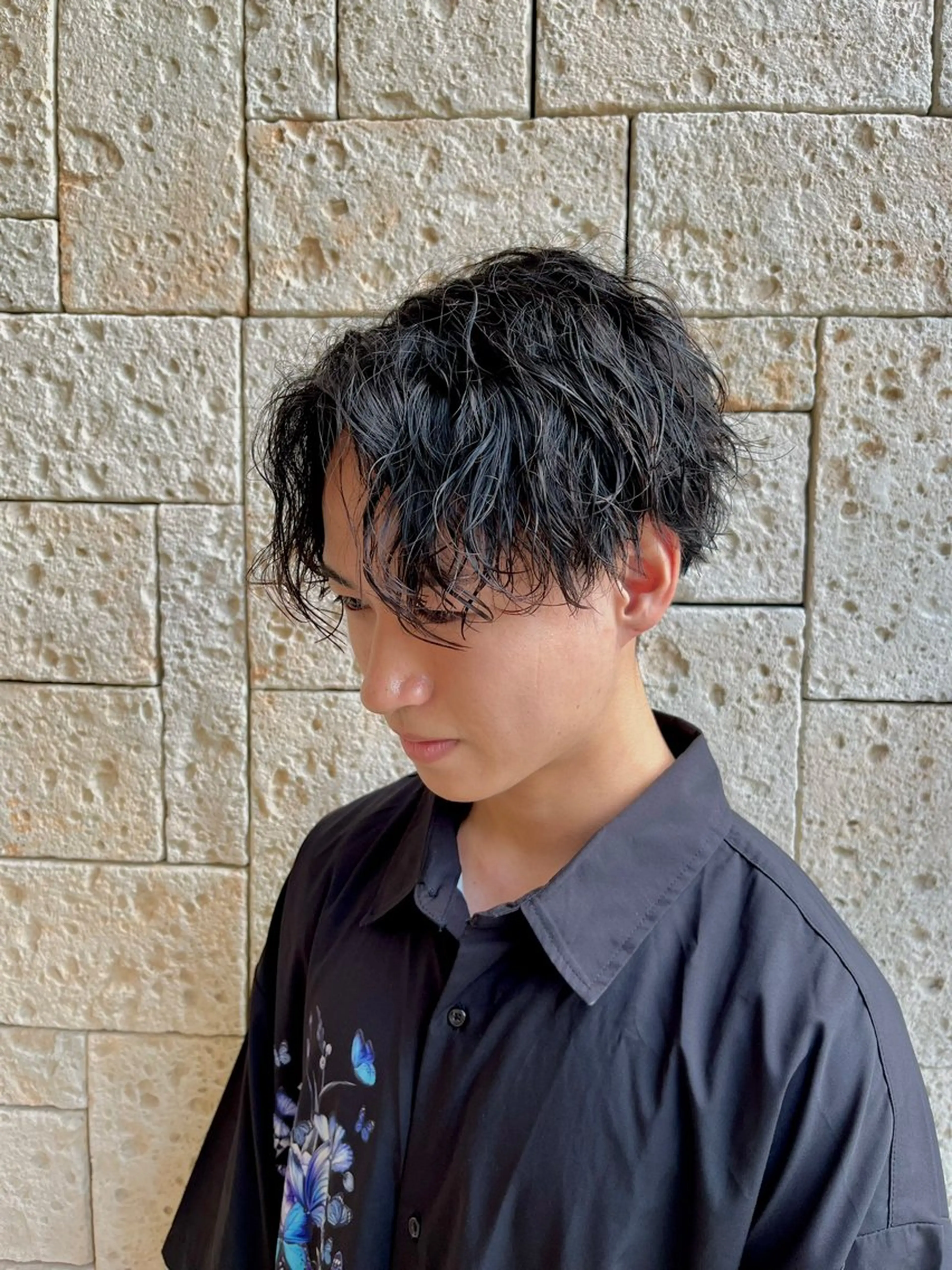 ショート パーマ メンズ センターパート カット パーマ 井内 亮次のヘアスタイル