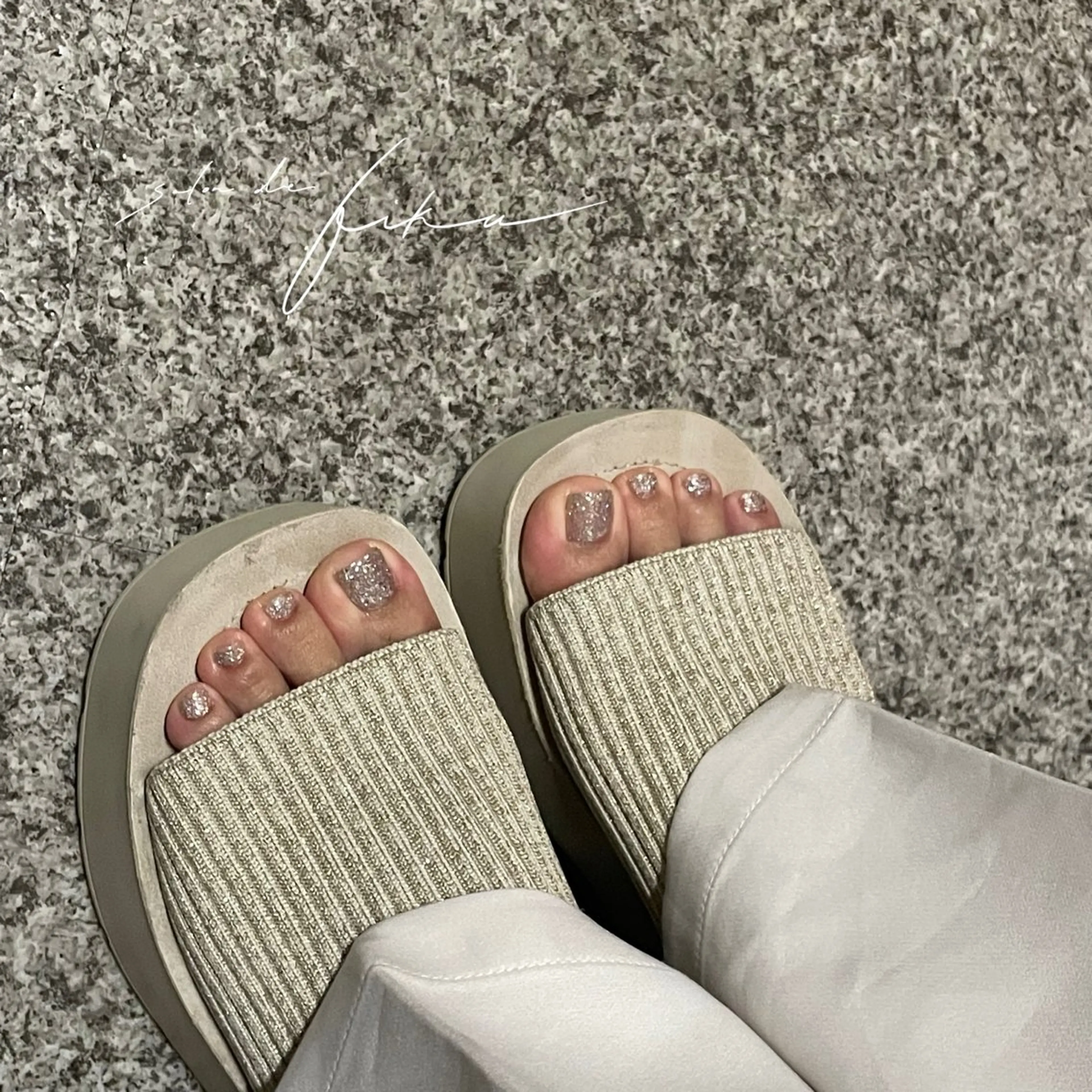 ネイル ラメ(グリッター) フットネイル Saki 【パラジェル取扱店】のネイルデザイン