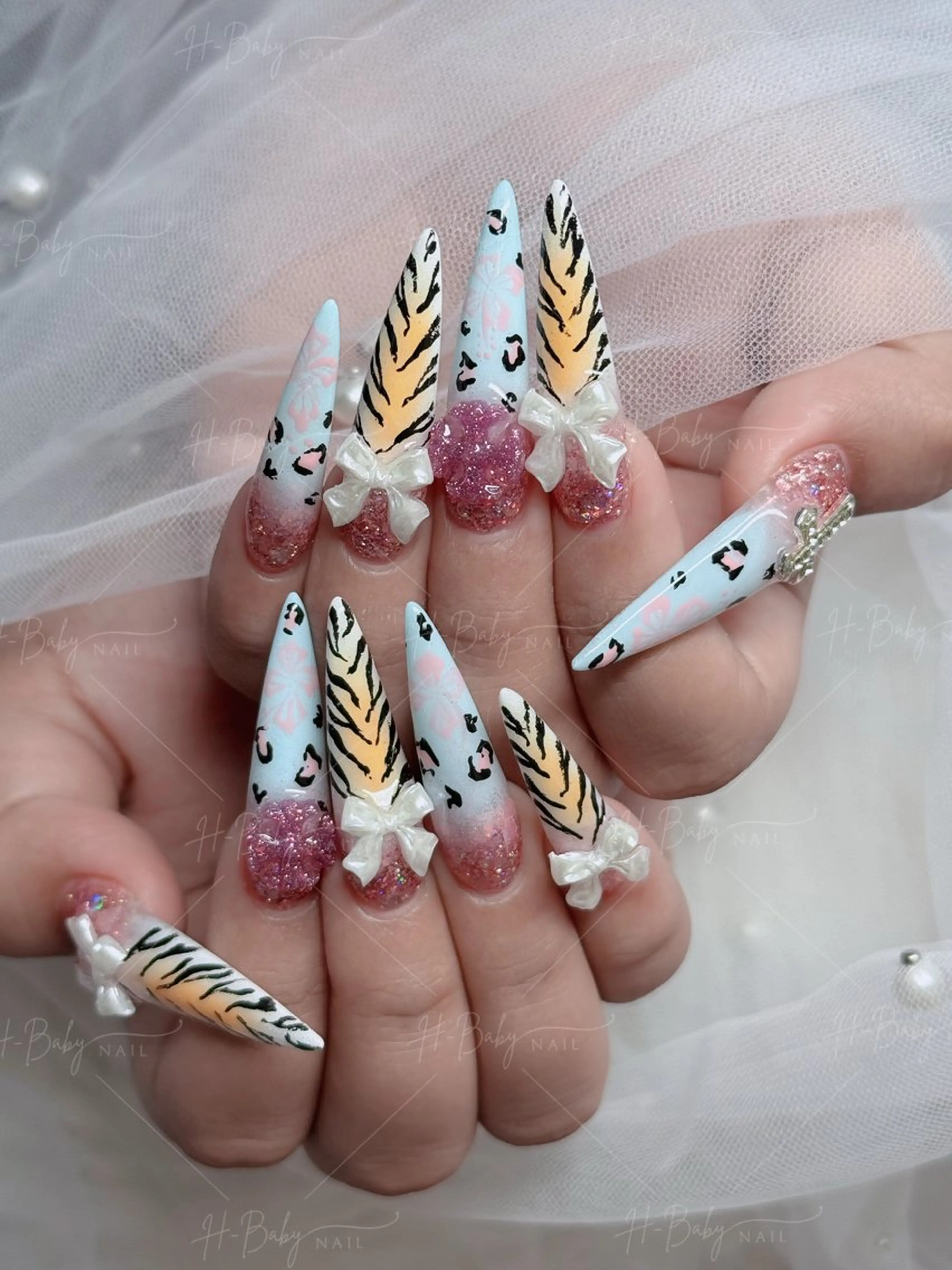 ネイル フレンチネイル ジェルネイル ガラスフレンチ ハロウィン ハート H.baby Nail Salonのネイルデザイン