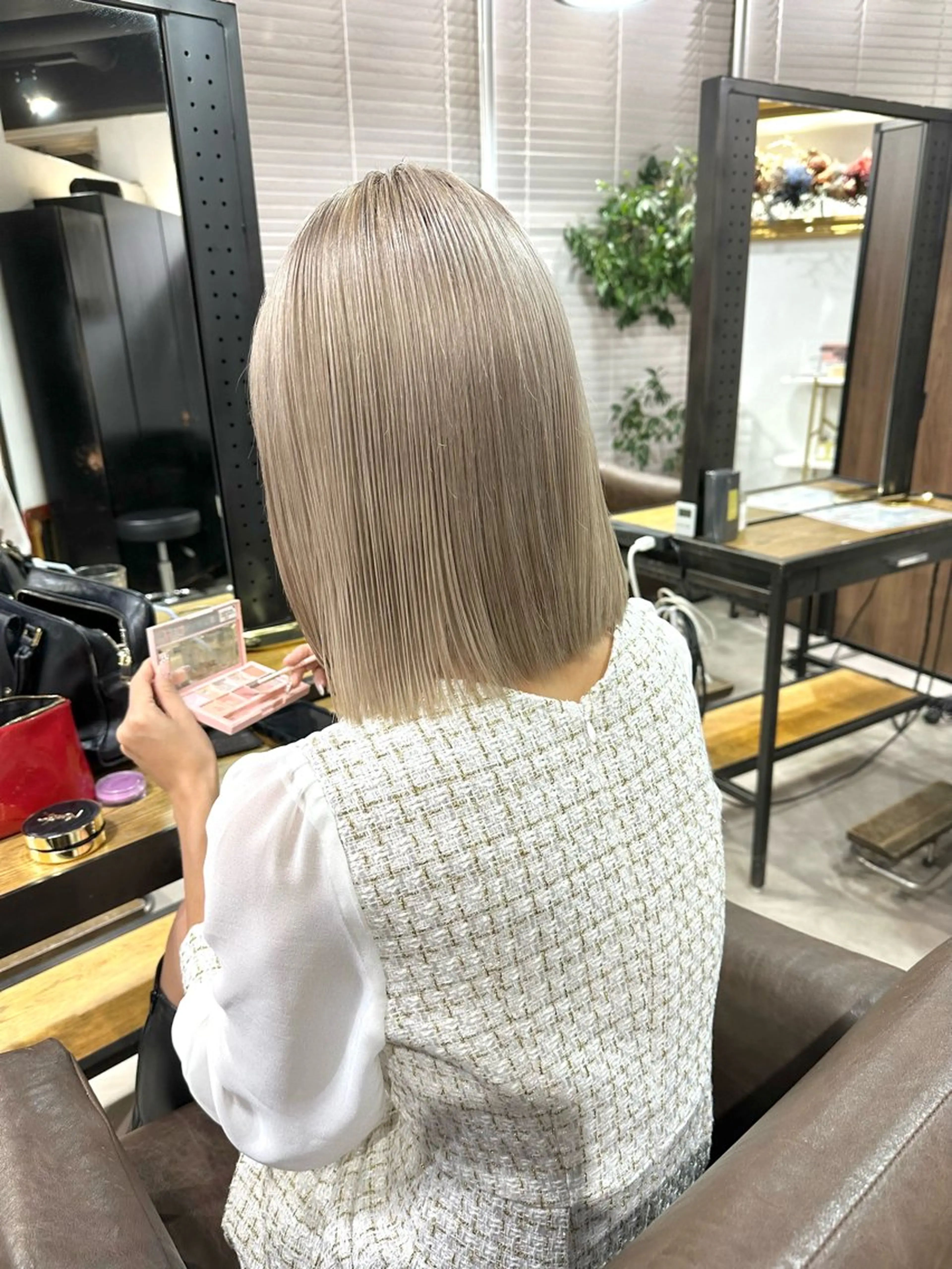 ミディアム カラー 切りっぱなしボブ ベージュカラー グレージュ ラベンダーカラー ラベンダーグレージュ カット ヘアカラー トリートメント ARCANAブリーチ レイヤーカット/原宿のヘアスタイル