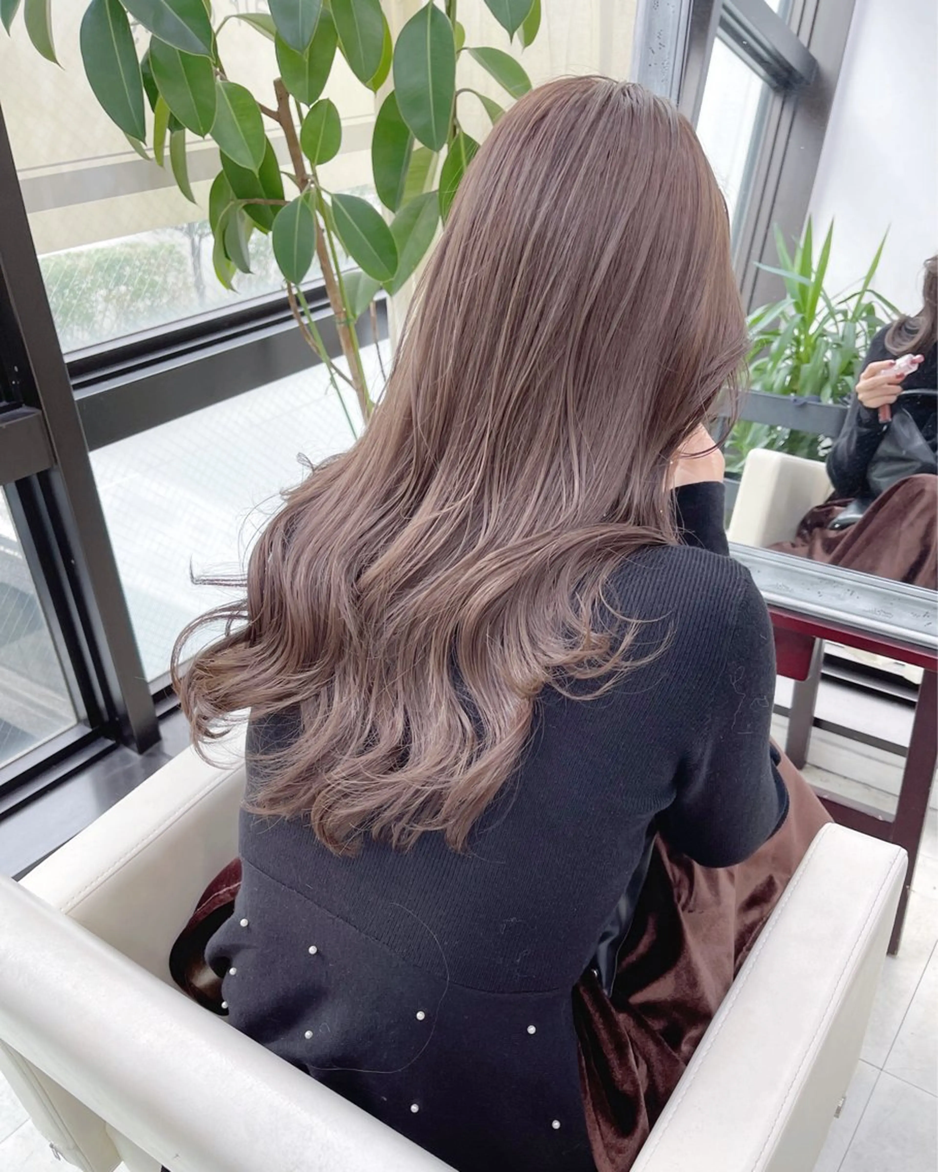 セミロング カラー ブラウンカラー ミルクティーブラウン レイヤーカット ヘアカラー トリートメント AiM 大名　似合わせカットのヘアスタイル