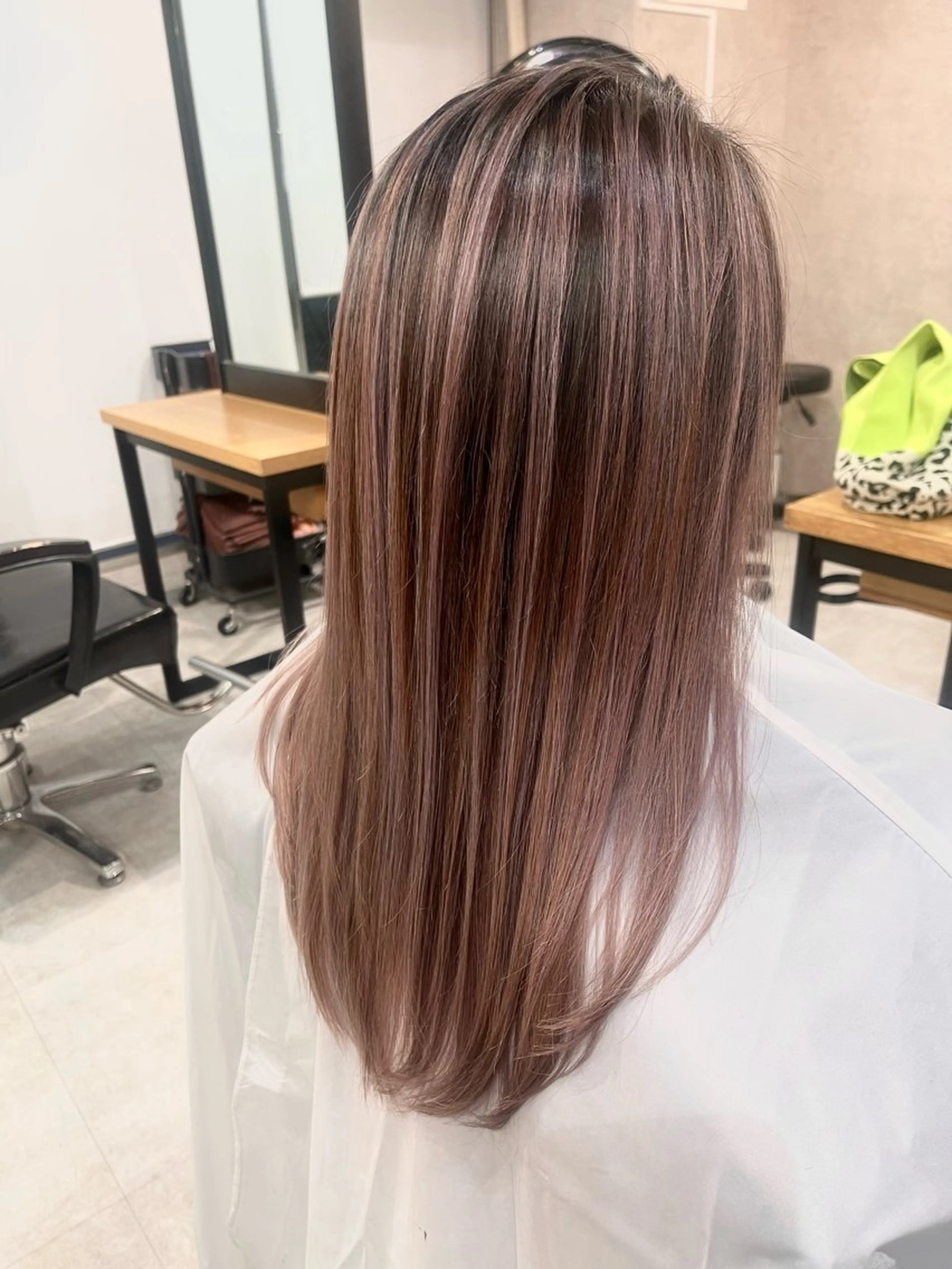 ロング カラー アッシュ グレージュ ハイライトカラー ピンクカラー ピンクアッシュ ヘアカラー 松井那津子 /ハイライトブリーチのヘアスタイル