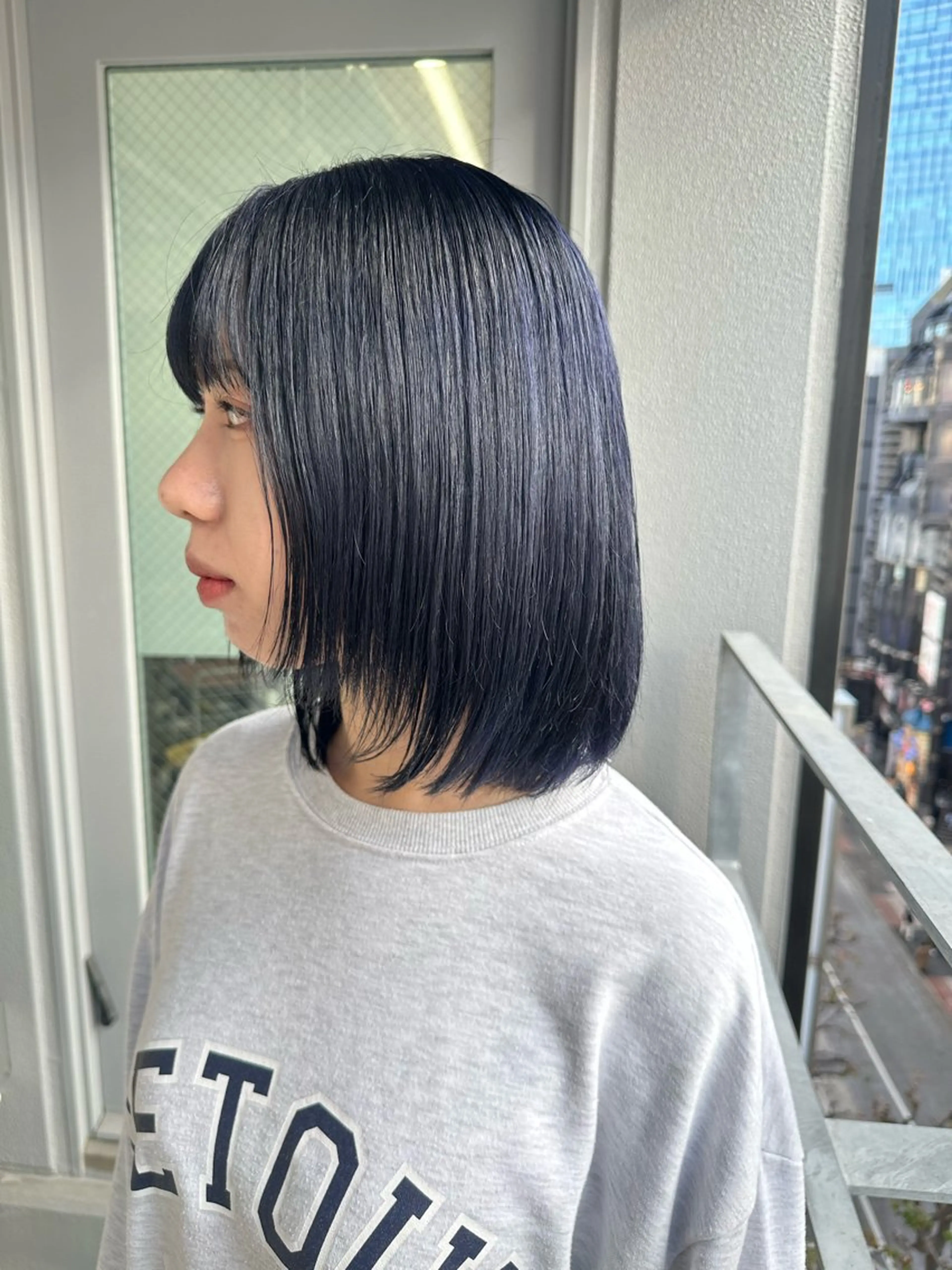 ミディアム カラー 黒髪 ブリーチ ブルーカラー ブルーブラック ケアブリーチ 巻けるケア縮毛矯正✨ ケアカラー✨山下のヘアスタイル