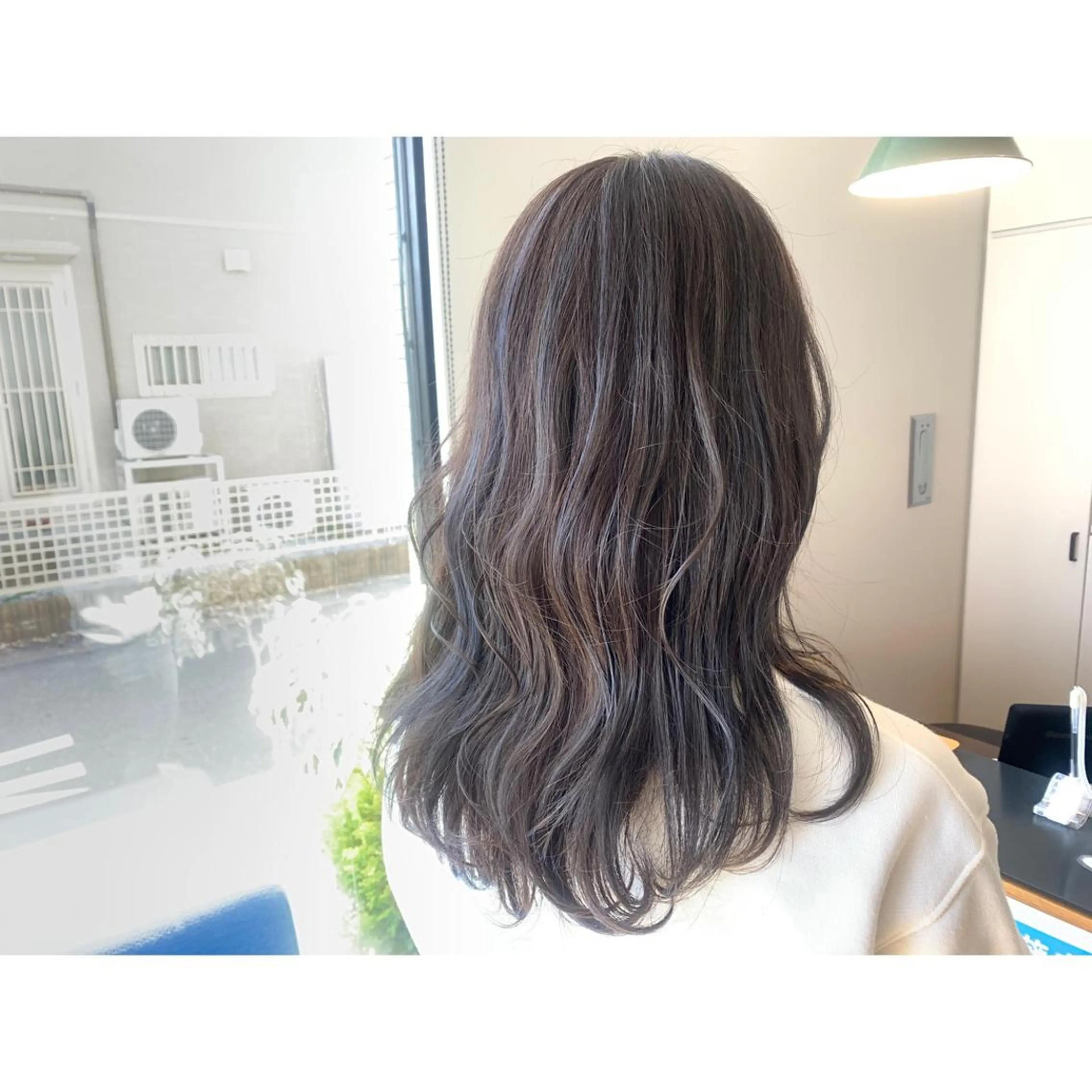 ロング カラー グレージュ ハイライトカラー ハイライト ヘアカラー トリートメント ツキダテ ユイのヘアスタイル