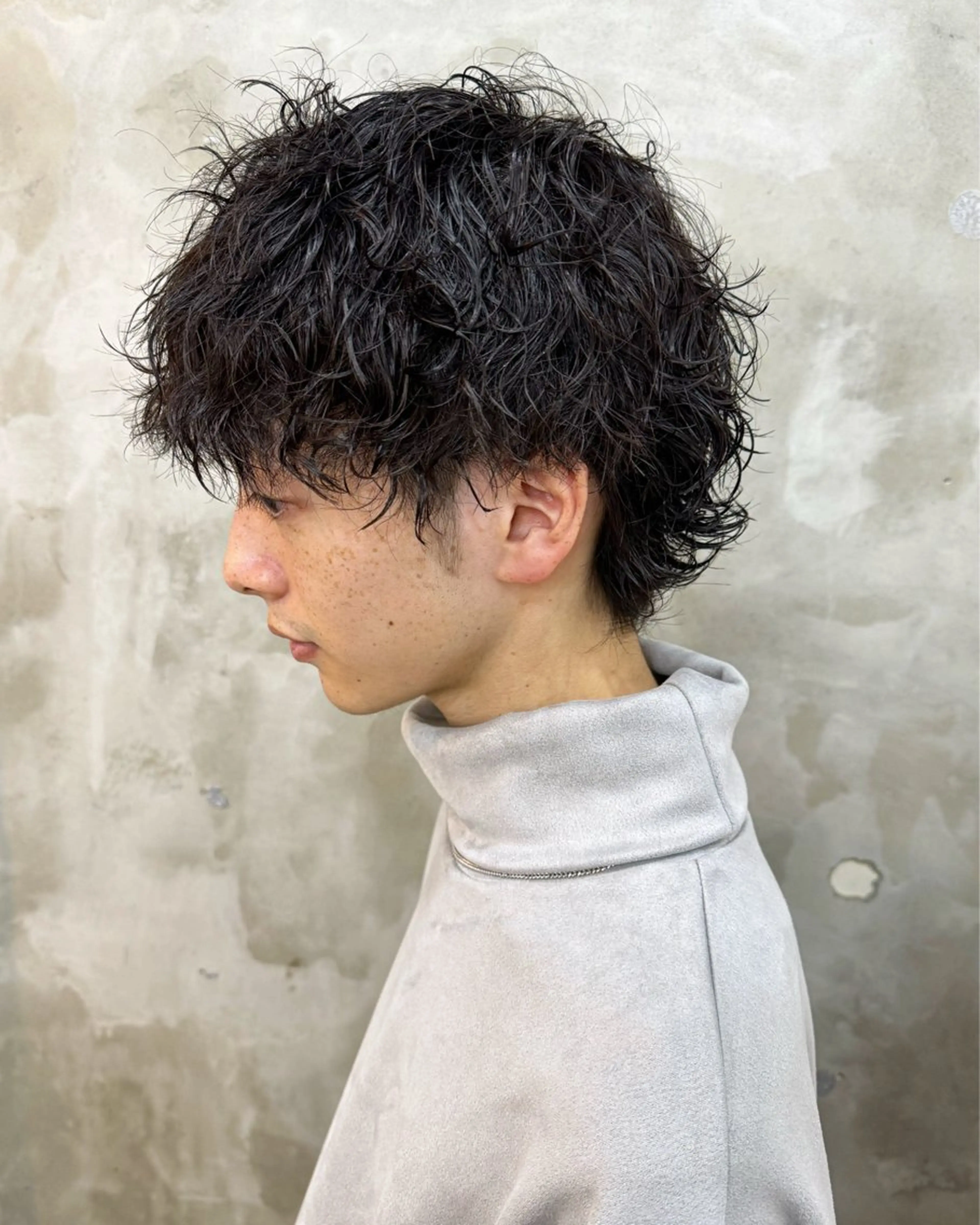 ミディアム パーマ メンズ 波巻きパーマ メンズウルフカット ウルフカット eTONe所属・志賀 あずみのヘアスタイル