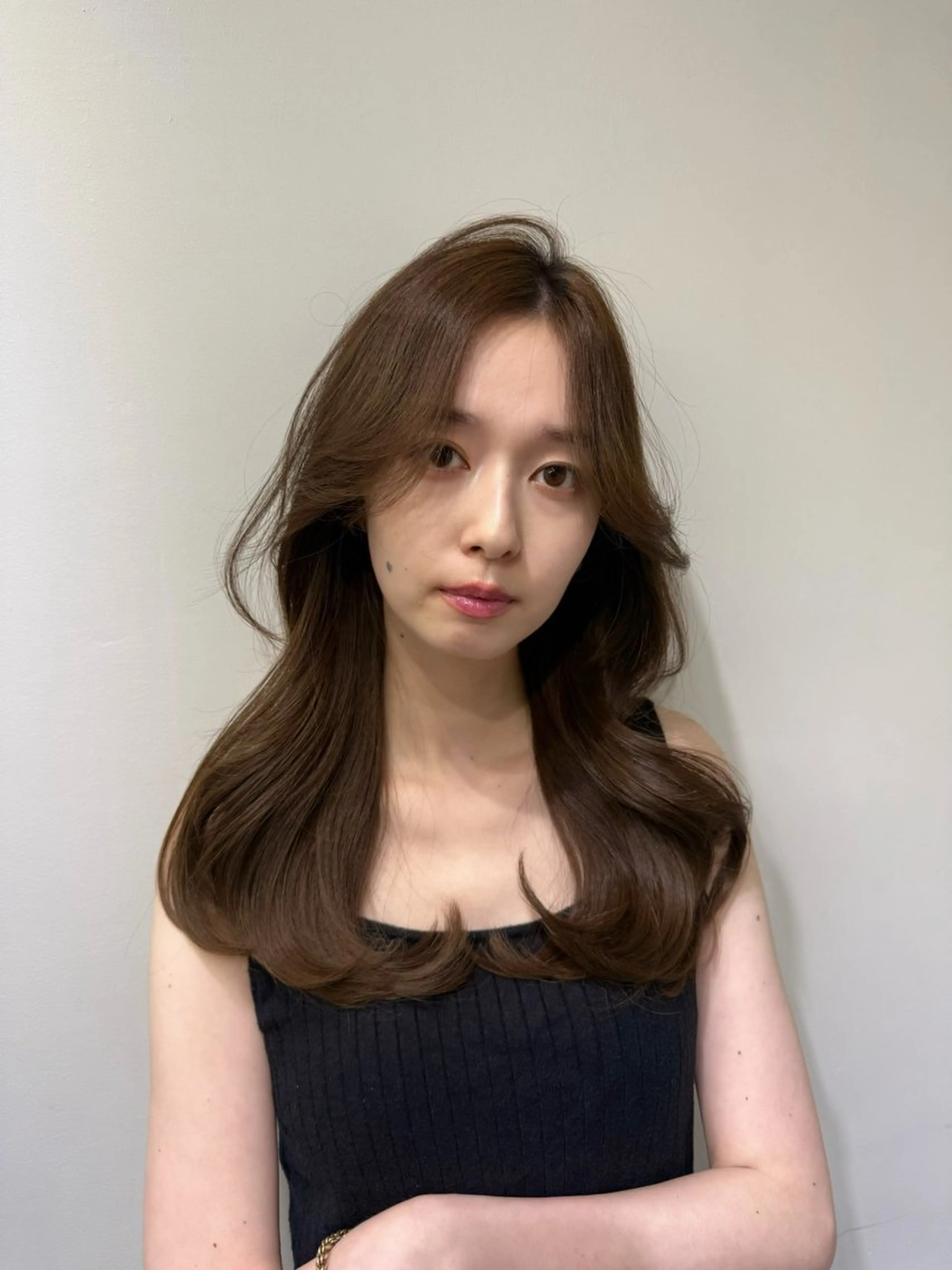 セミロング カラー カット ヘアカラー トリートメント 艶髪レイヤー顔周り グレージュ添田晃基のヘアスタイル