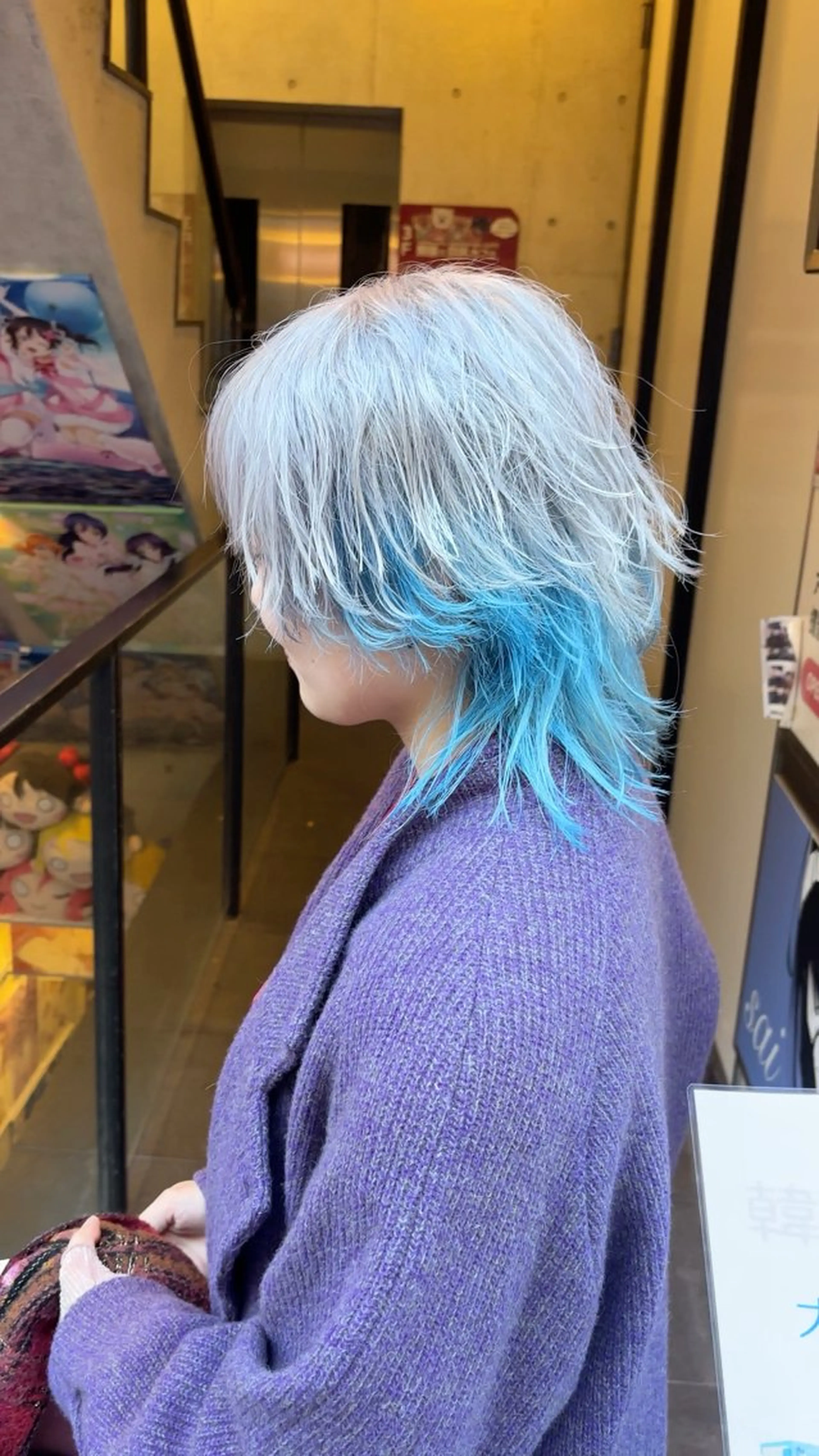 ミディアム カラー ブルーカラー デザインカラー シルバー ウルフカット sai所属・ハイトーン/ メンズカット/まひろのヘアスタイル